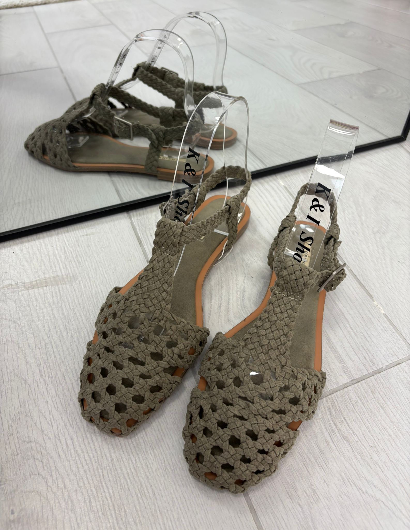 Sandalo Corina basso con laccetto - Verde