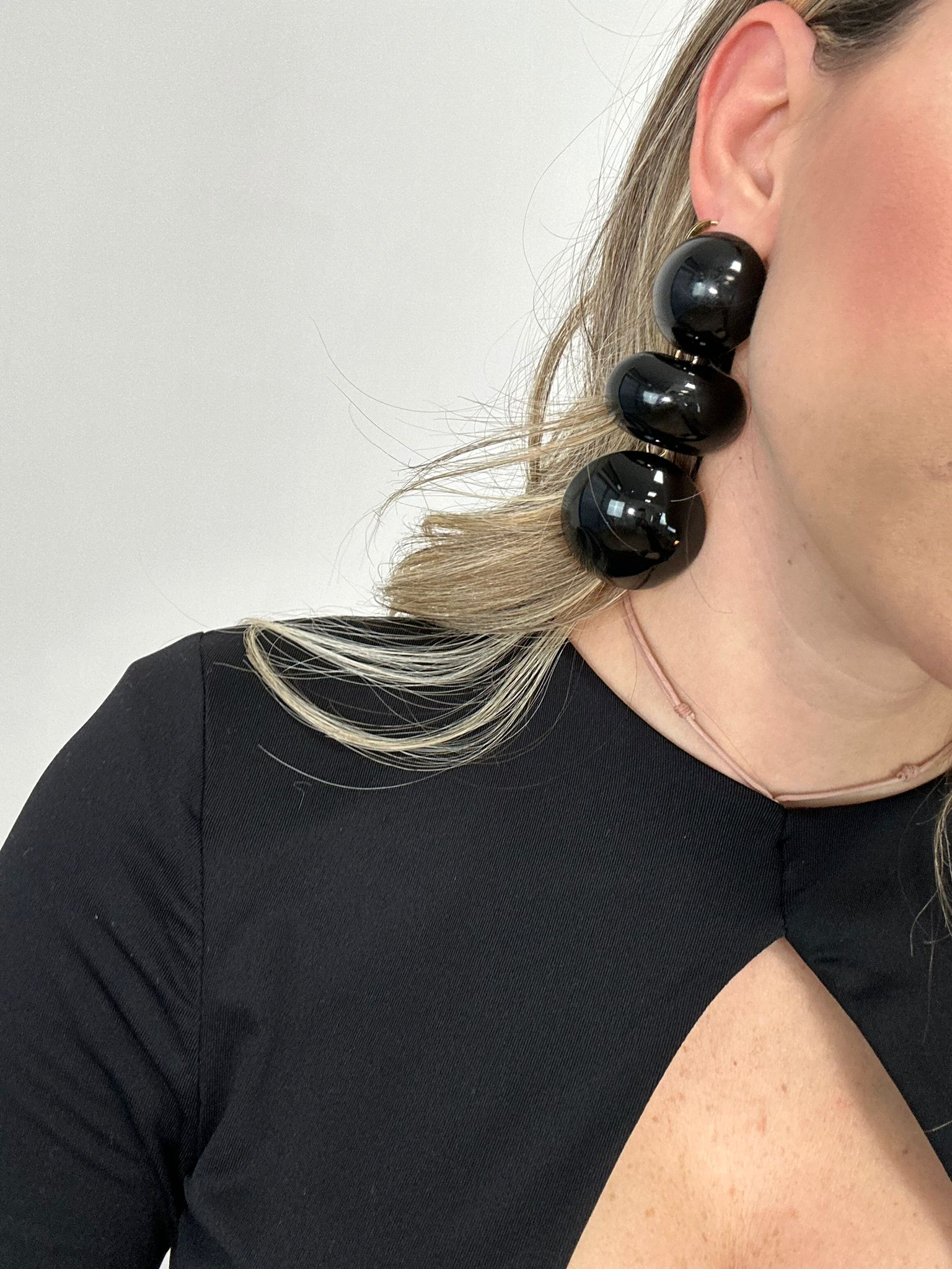 Orecchini con pendenti neri