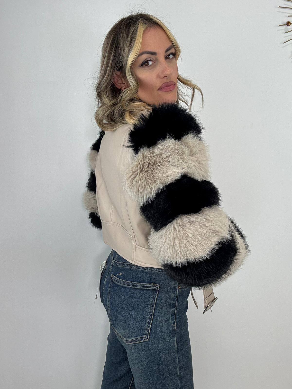 Giacca in ecopelle con maniche in ecopelliccia