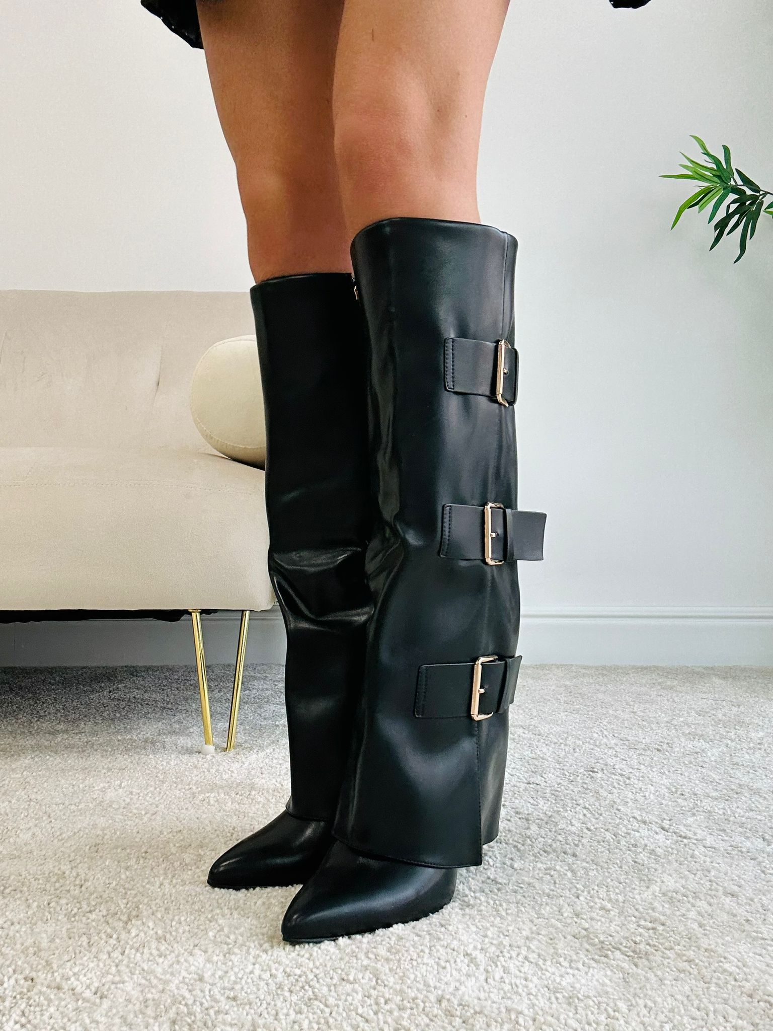 Botte haute effet cuir avec boucles dorées - Noir