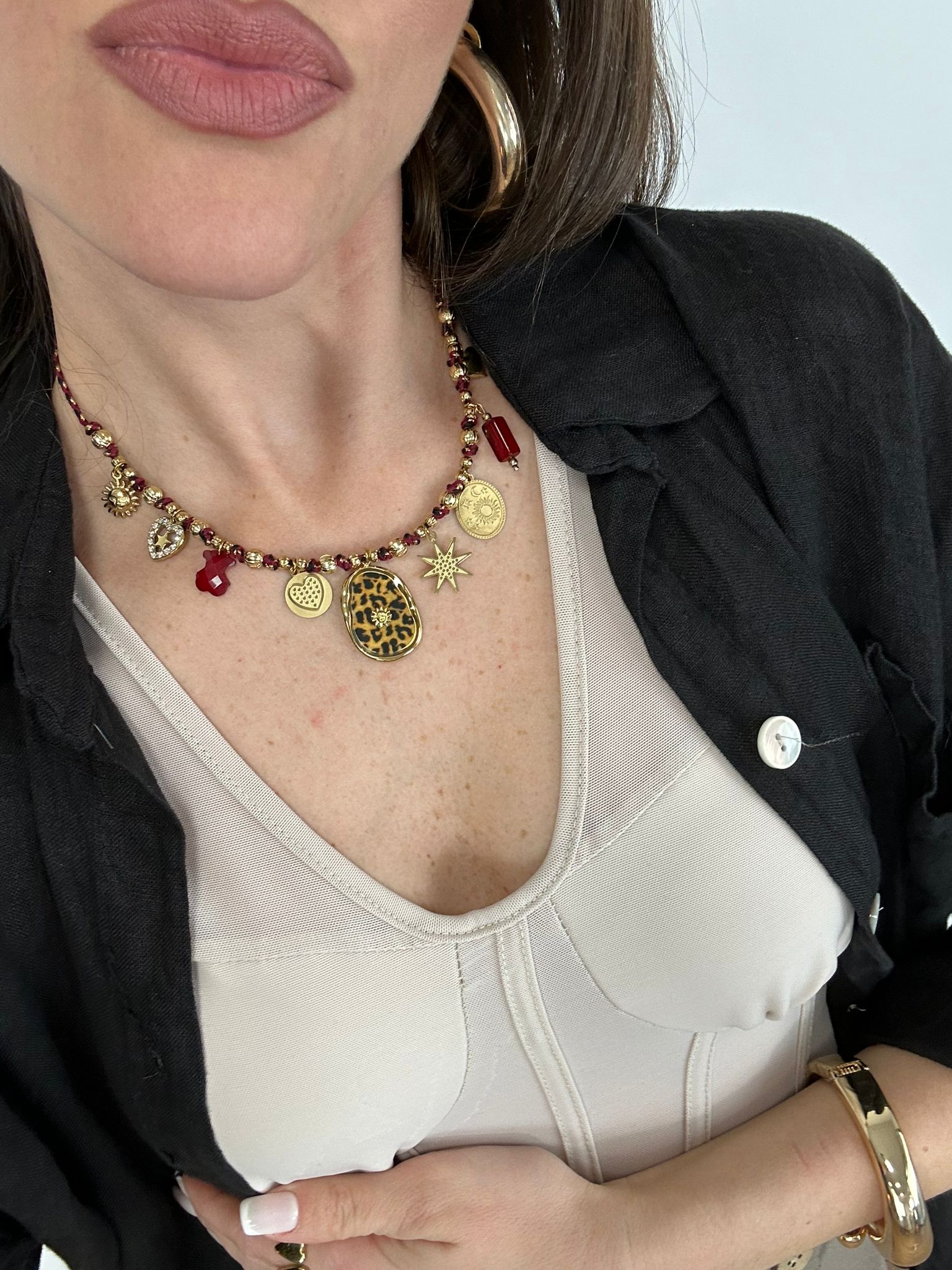 Collana dorata e bordeaux con ciondoli Animalier
