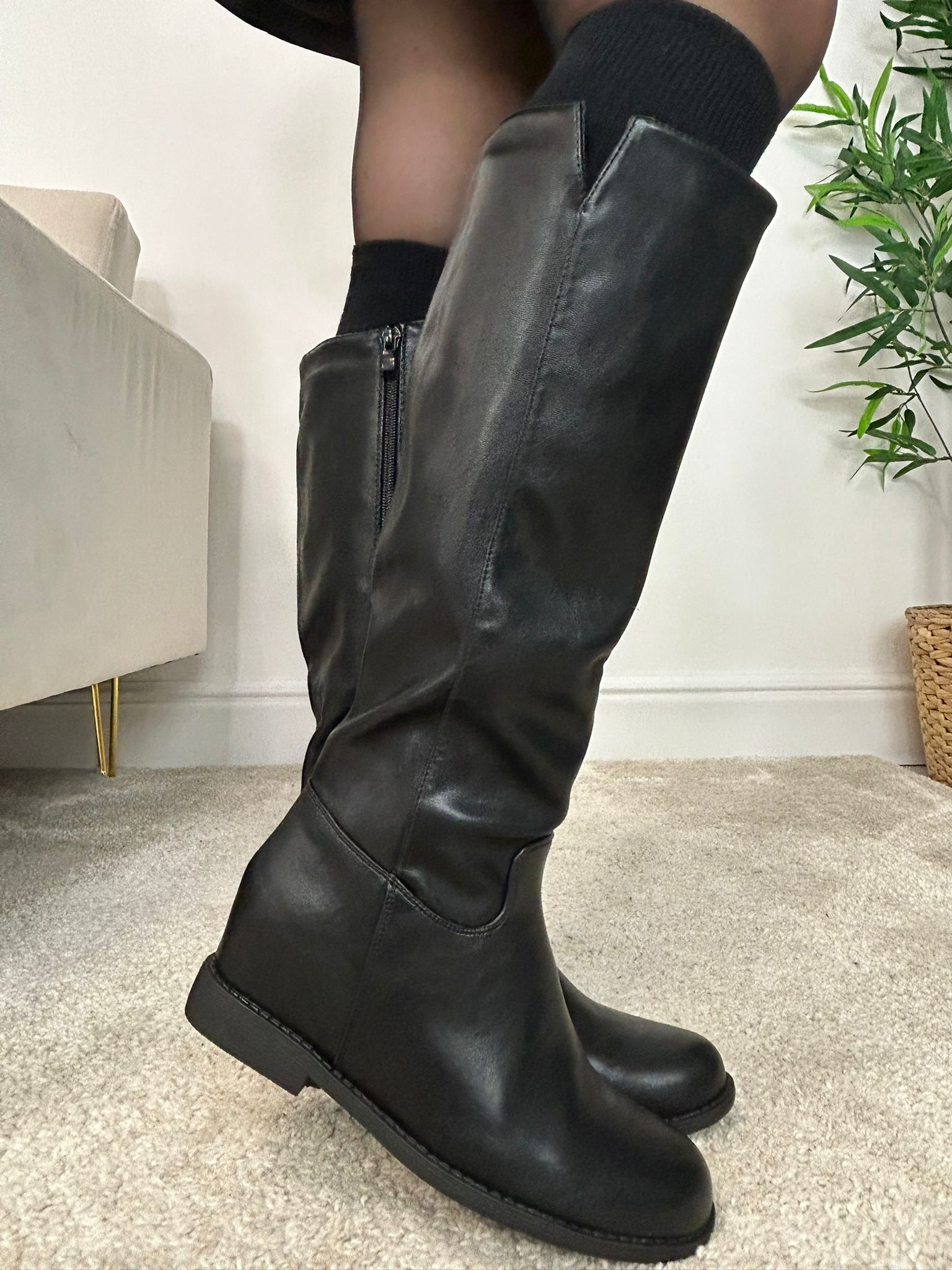 Stiefel in Lederoptik mit Innenerhöhung – Schwarz