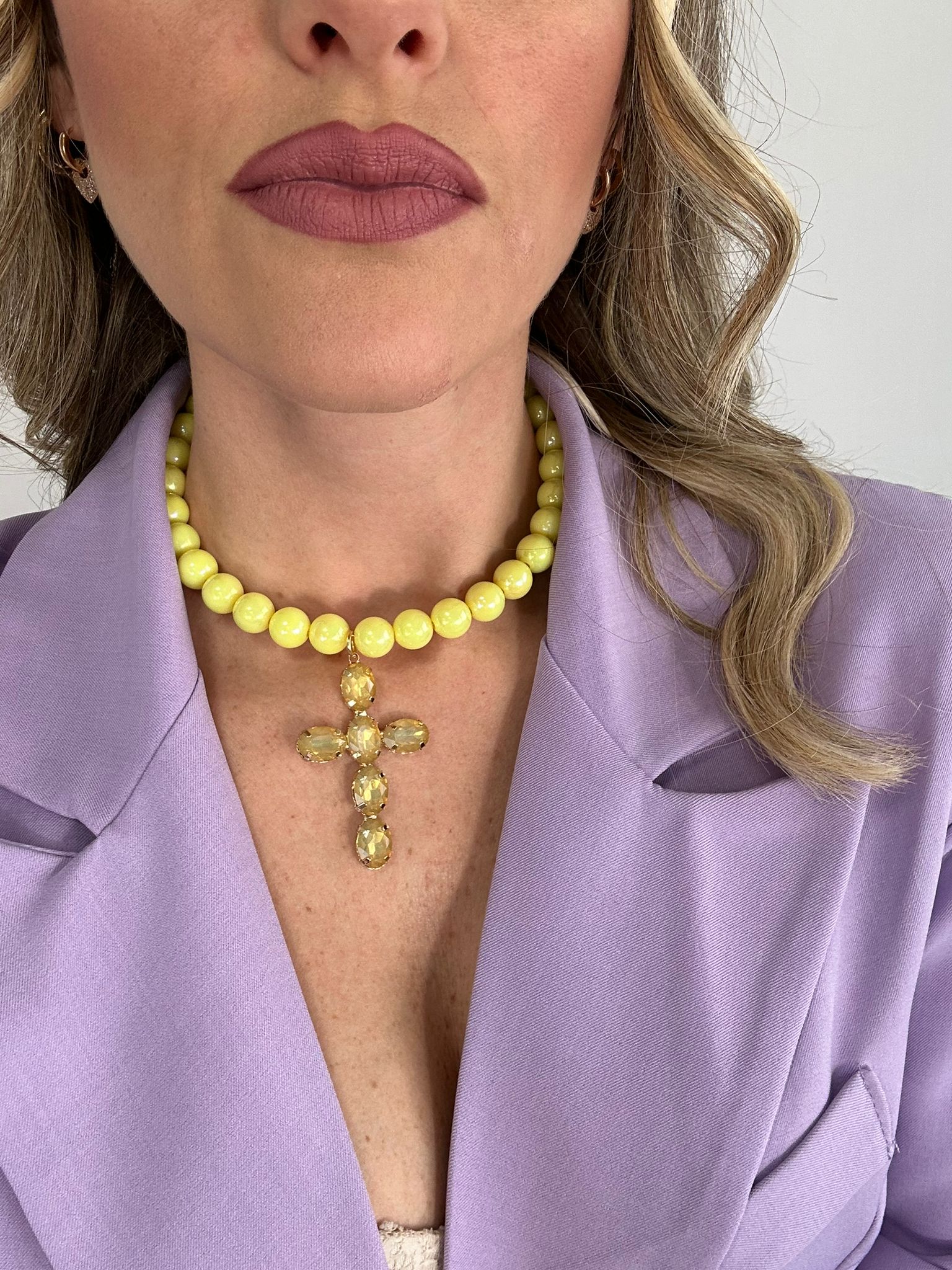 Collana girocollo perle con pendente a croce - Giallo