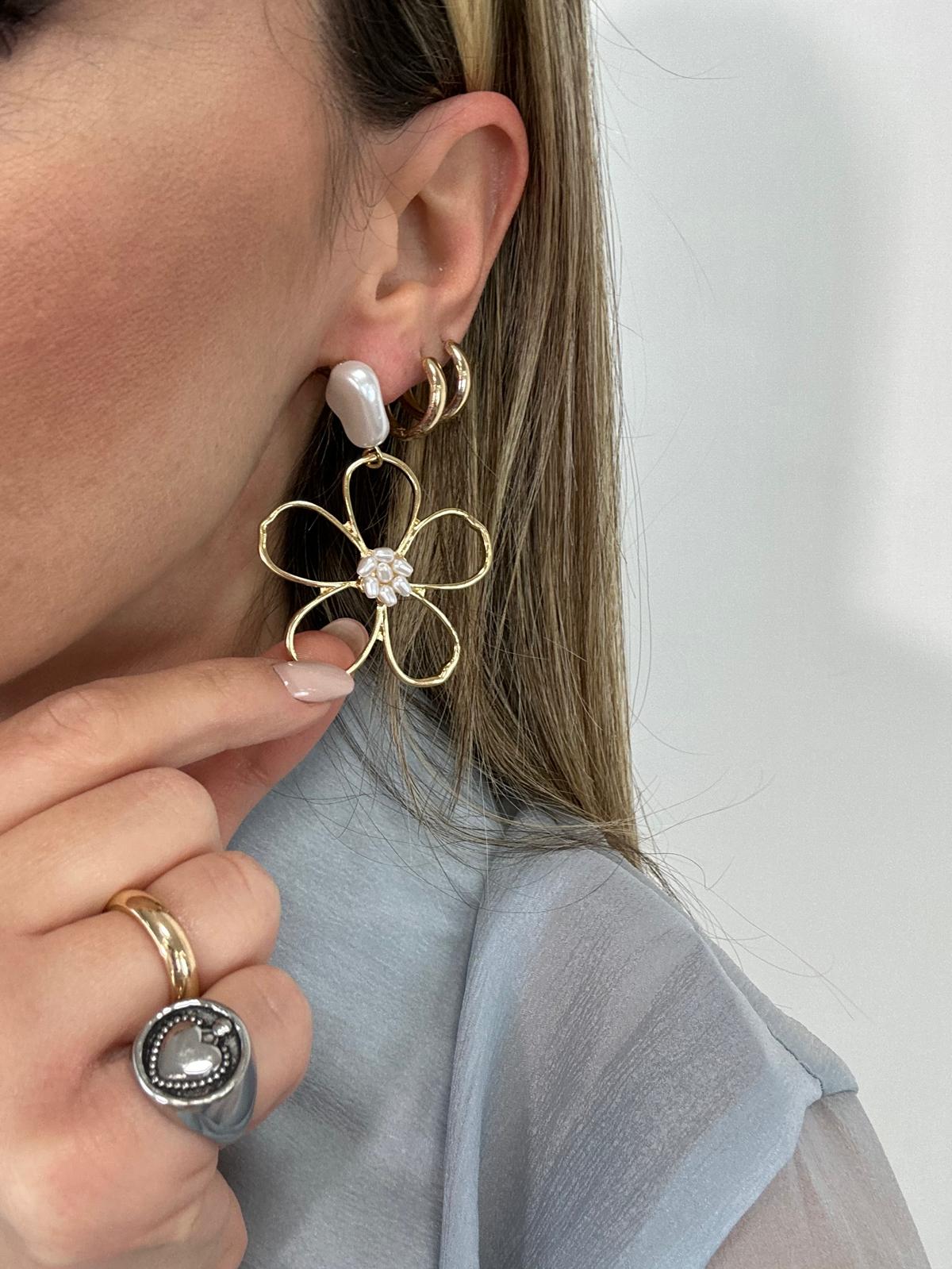 Orecchini pendenti a fiore con pietre bianche