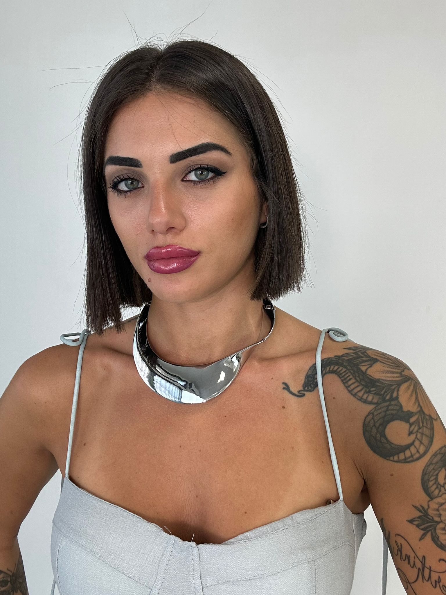 Collana piatta con curva laterale - Argento