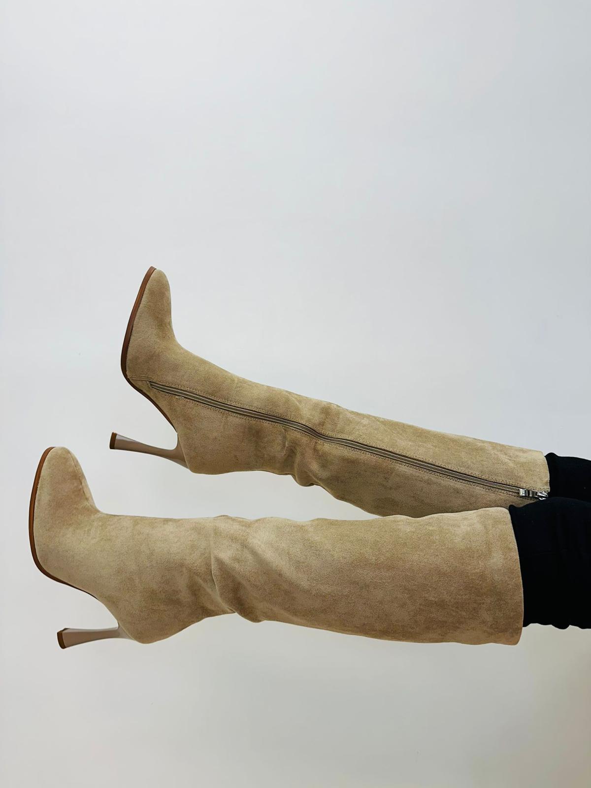Stiefel mit hohem Absatz in Wildlederoptik - Beige NUR 38 - 39