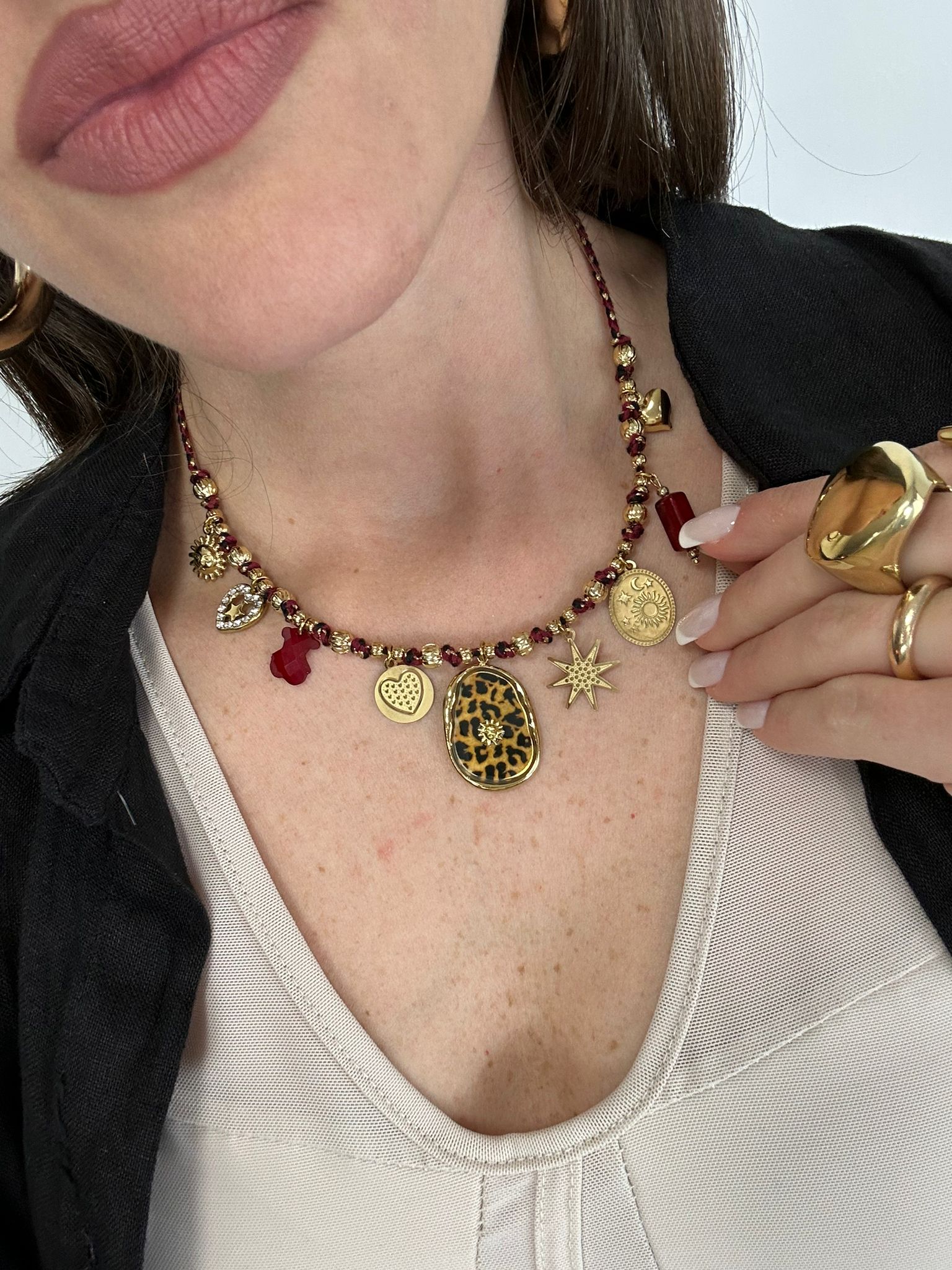 Collana dorata e bordeaux con ciondoli Animalier
