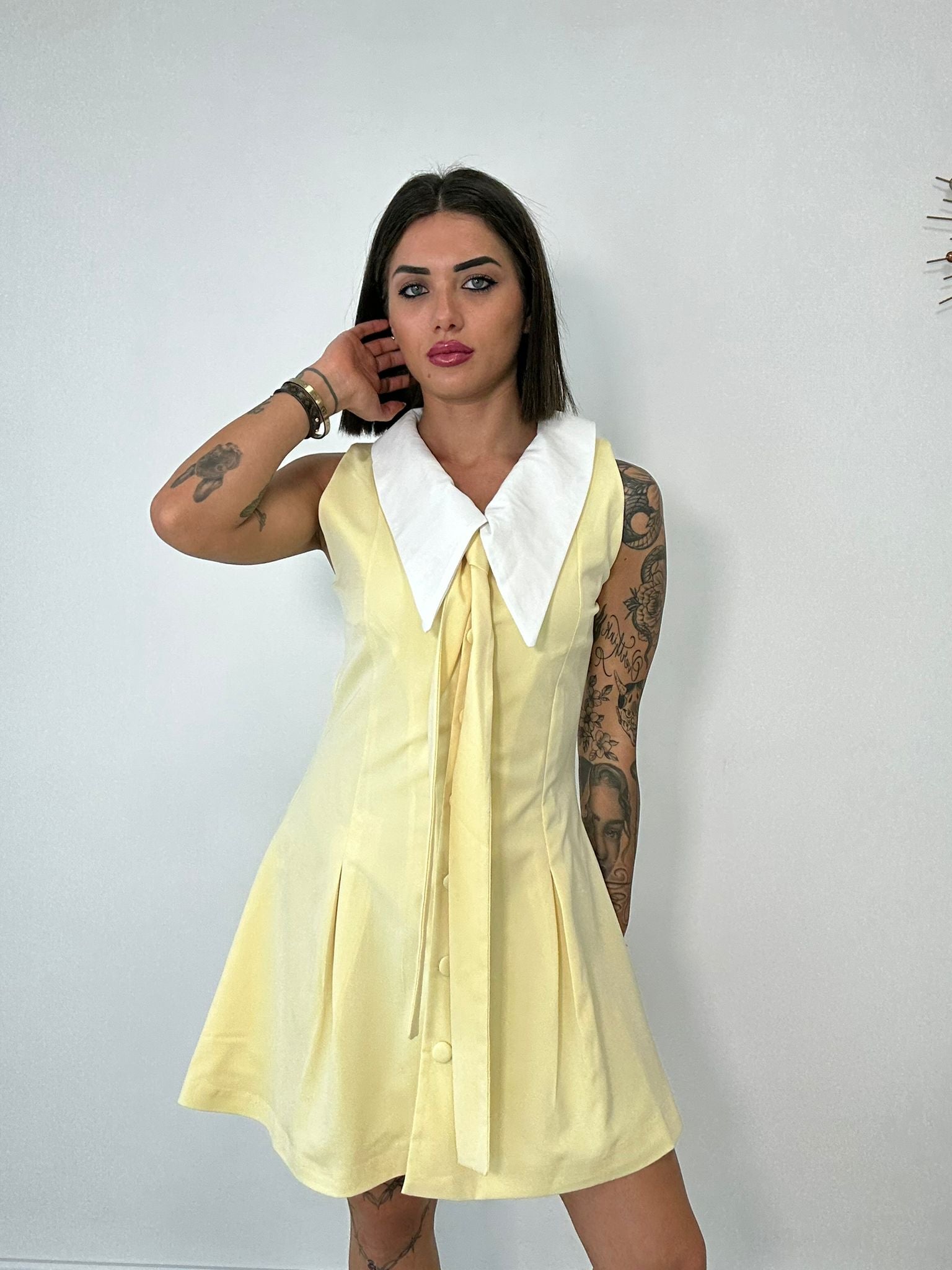 Abito collo largo con cravatta - Giallo