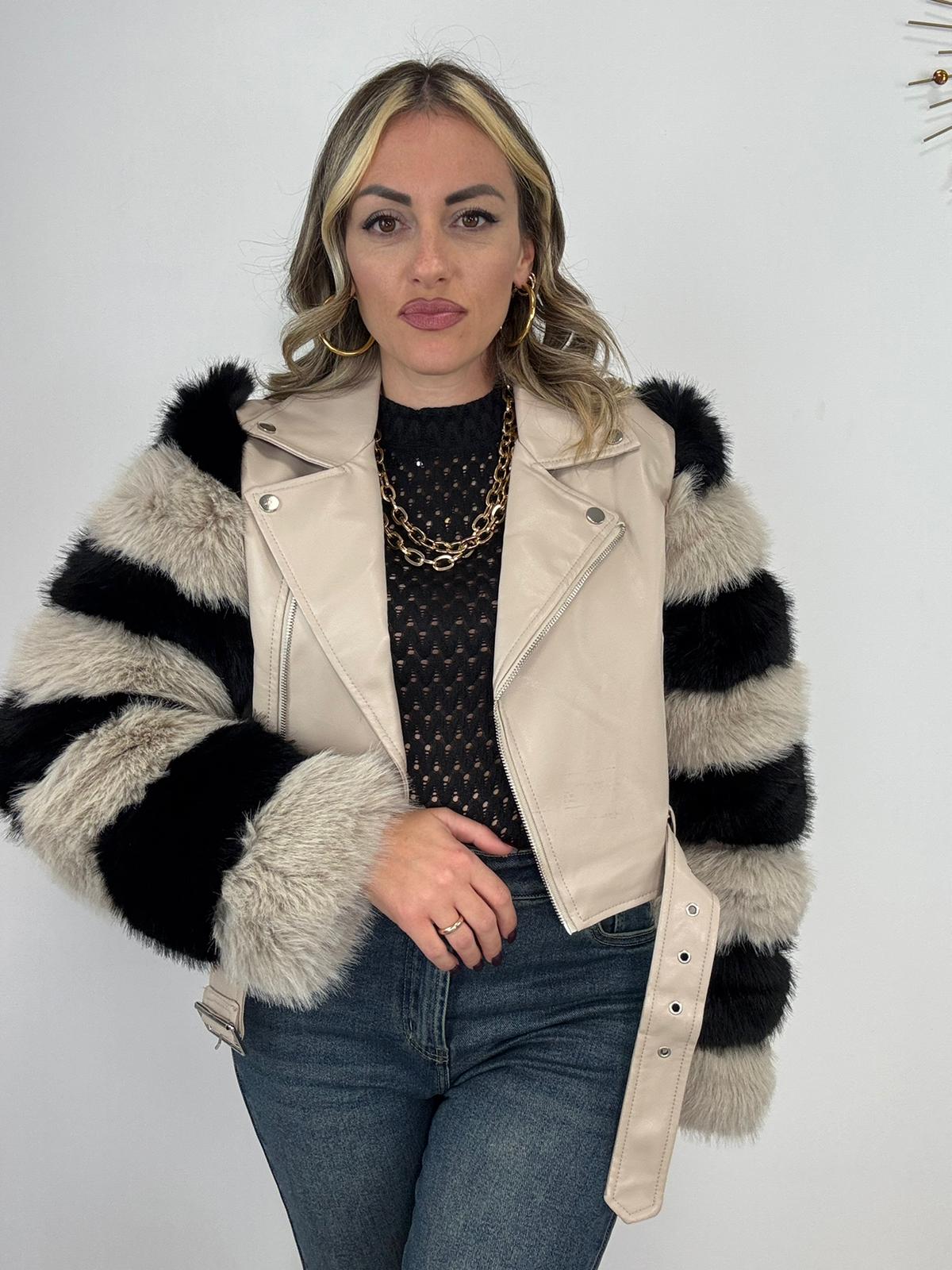 Giacca in ecopelle con maniche in ecopelliccia