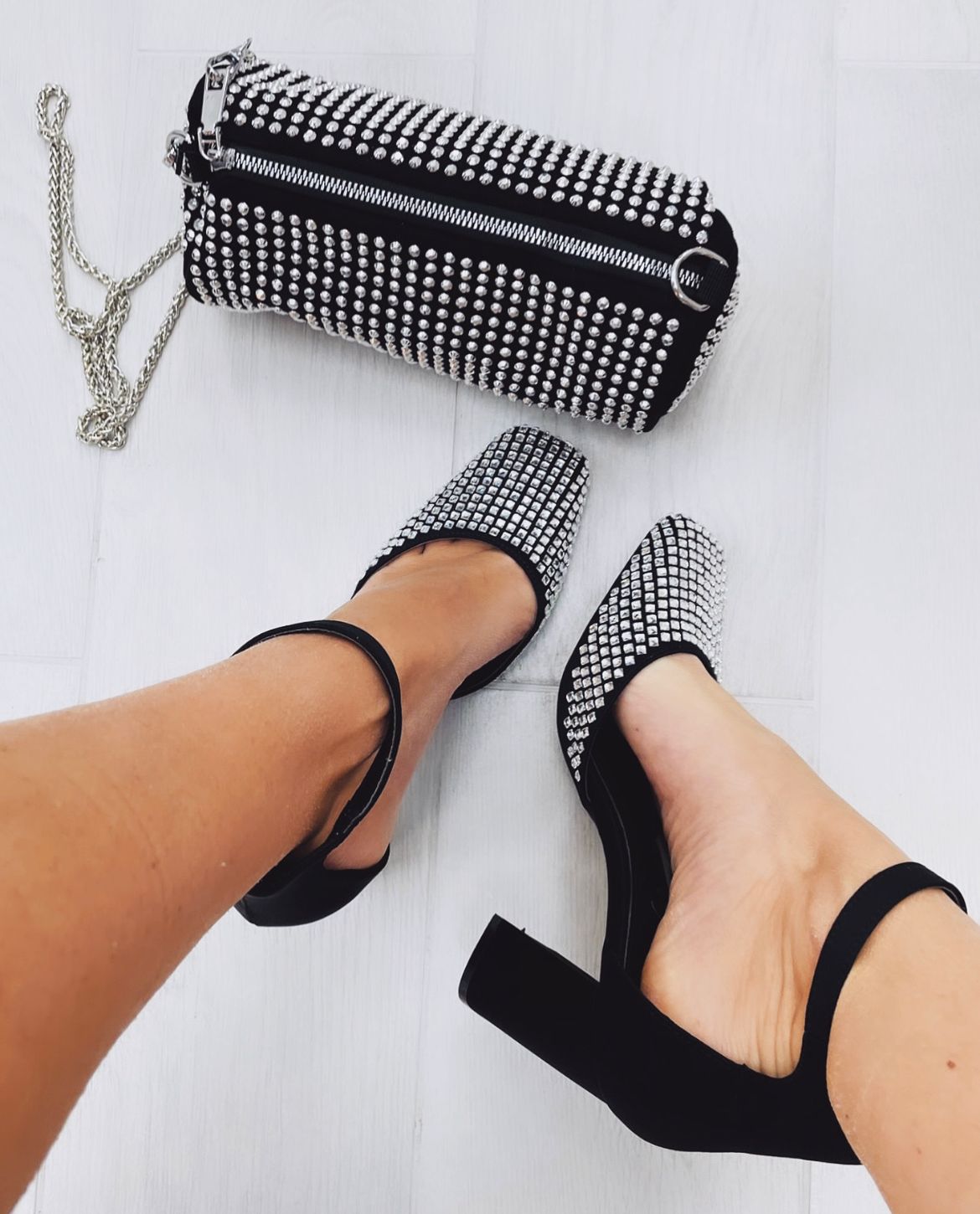 Dekolleté mit eckigem Glitzer an der Spitze – Schwarz – FR121