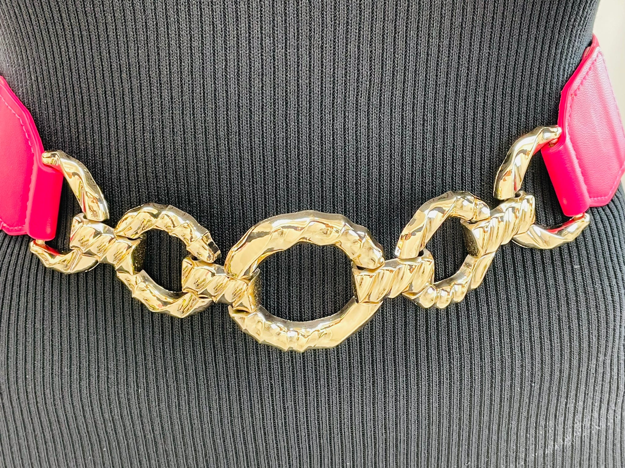 Gürtel mit elastischem und goldenem Kettchen – Magenta