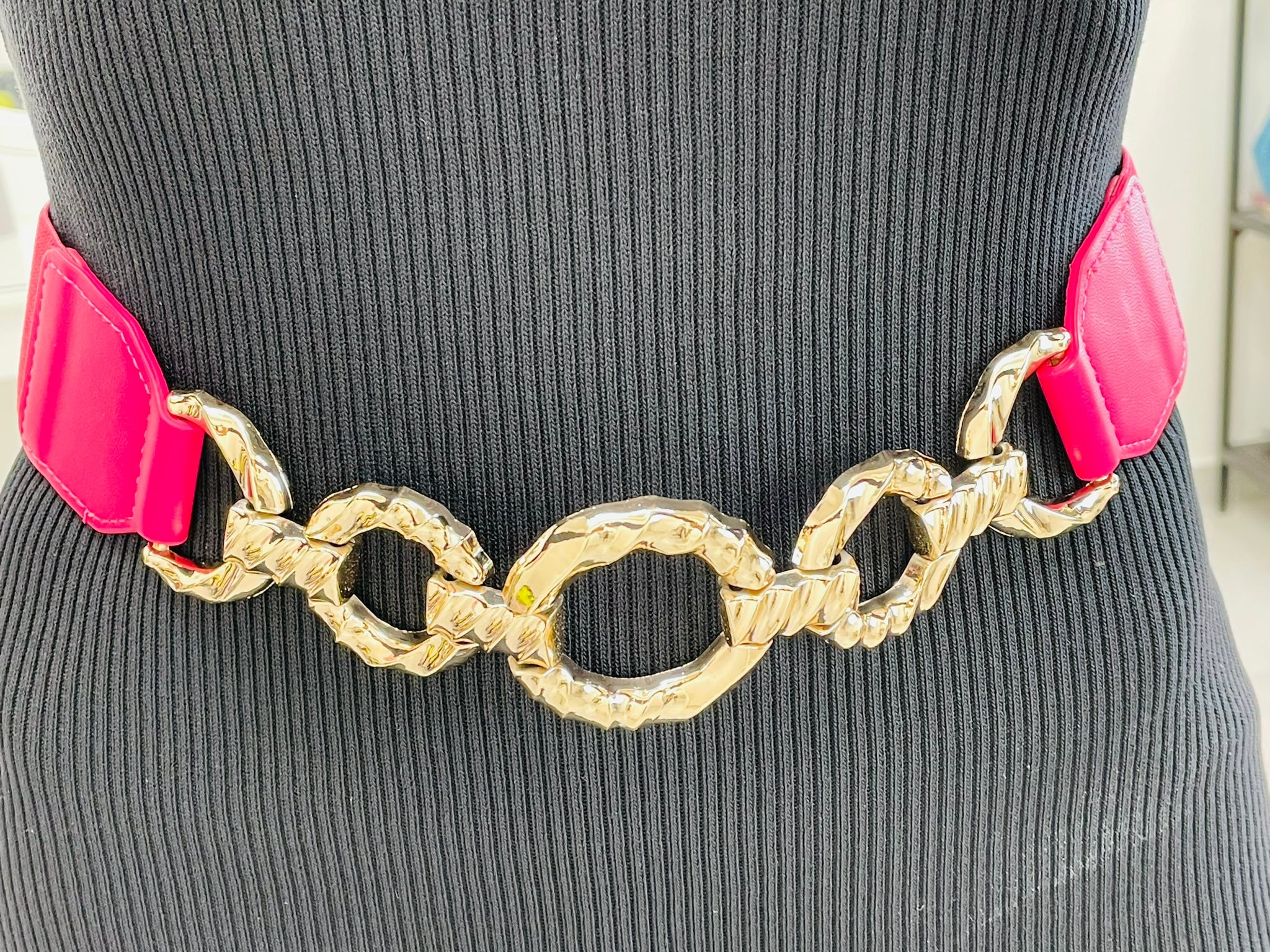 Gürtel mit elastischem und goldenem Kettchen – Magenta