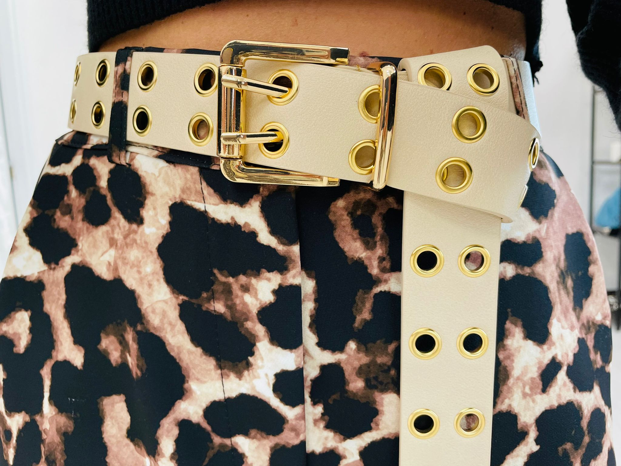 Gürtel mit doppelter Öse – Creme und Gold