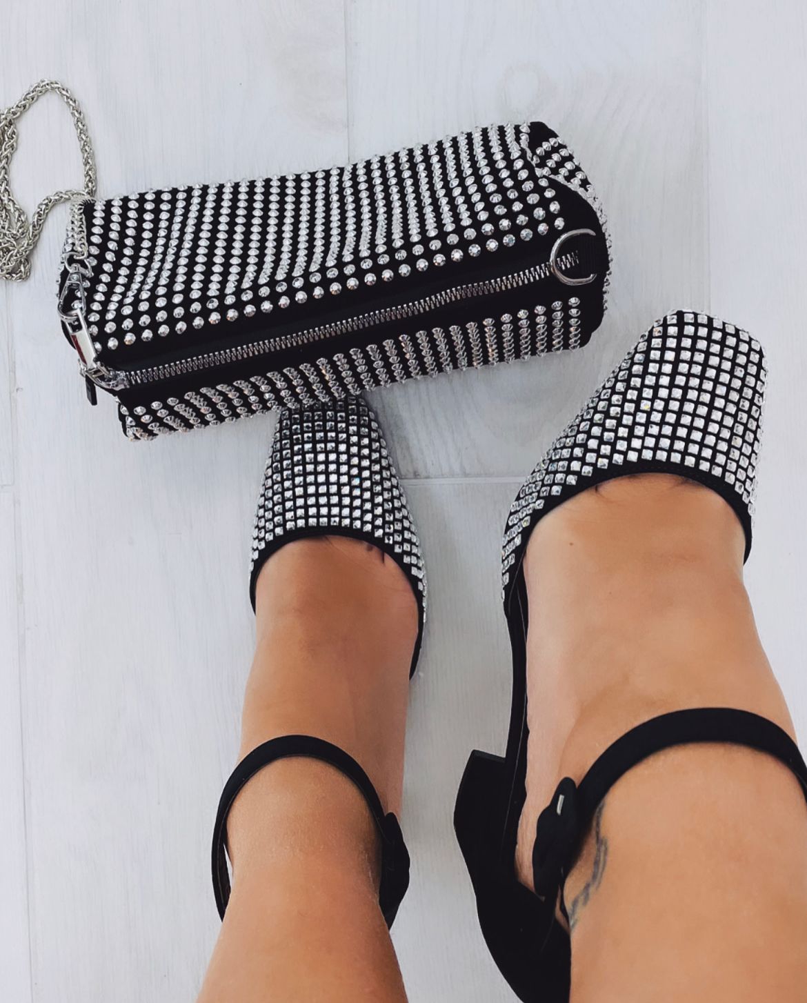 Dekolleté mit eckigem Glitzer an der Spitze – Schwarz – FR121