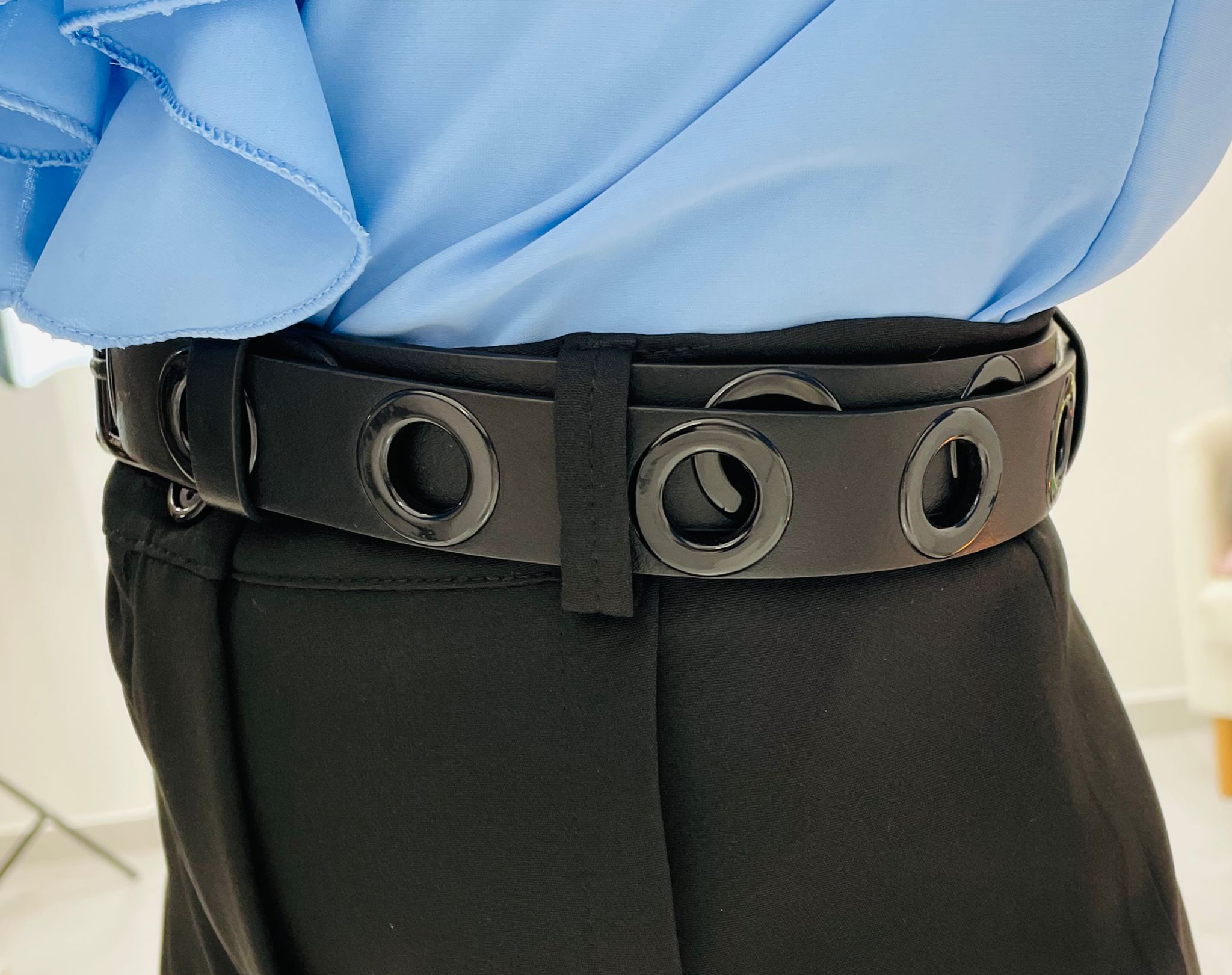 Gürtel mit Ton-in-Ton-Ösen – Schwarz