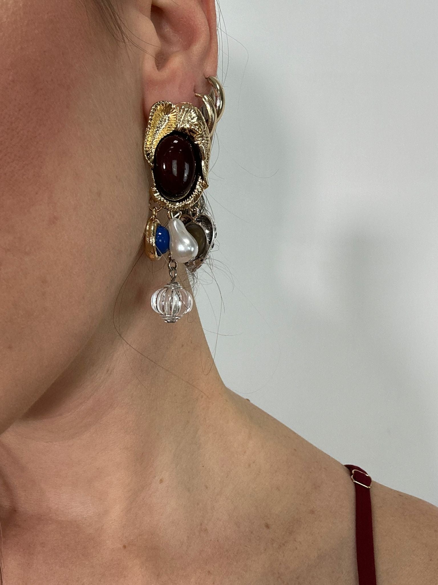 Orecchini con pendenti e pietra marrone