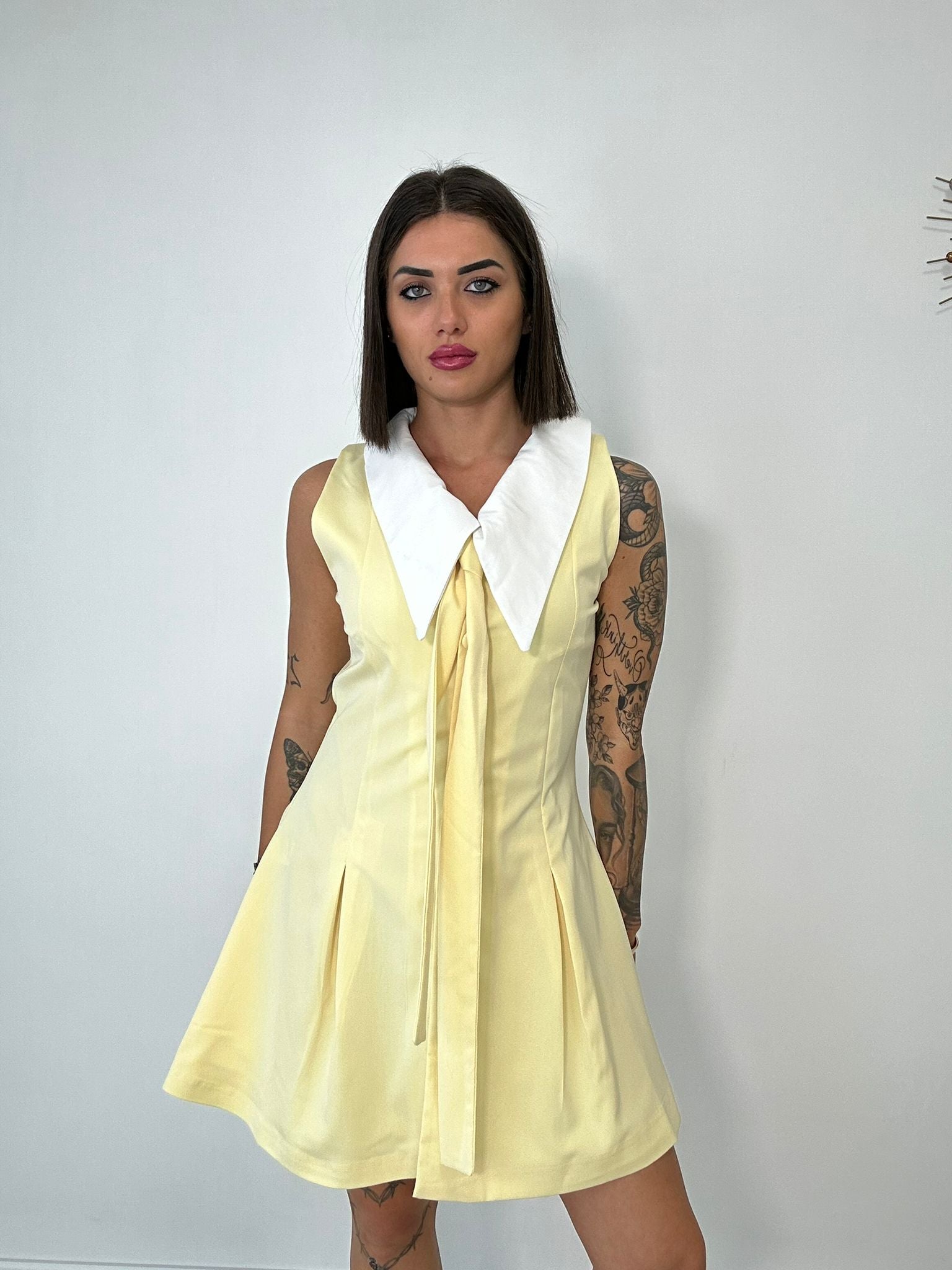 Abito collo largo con cravatta - Giallo
