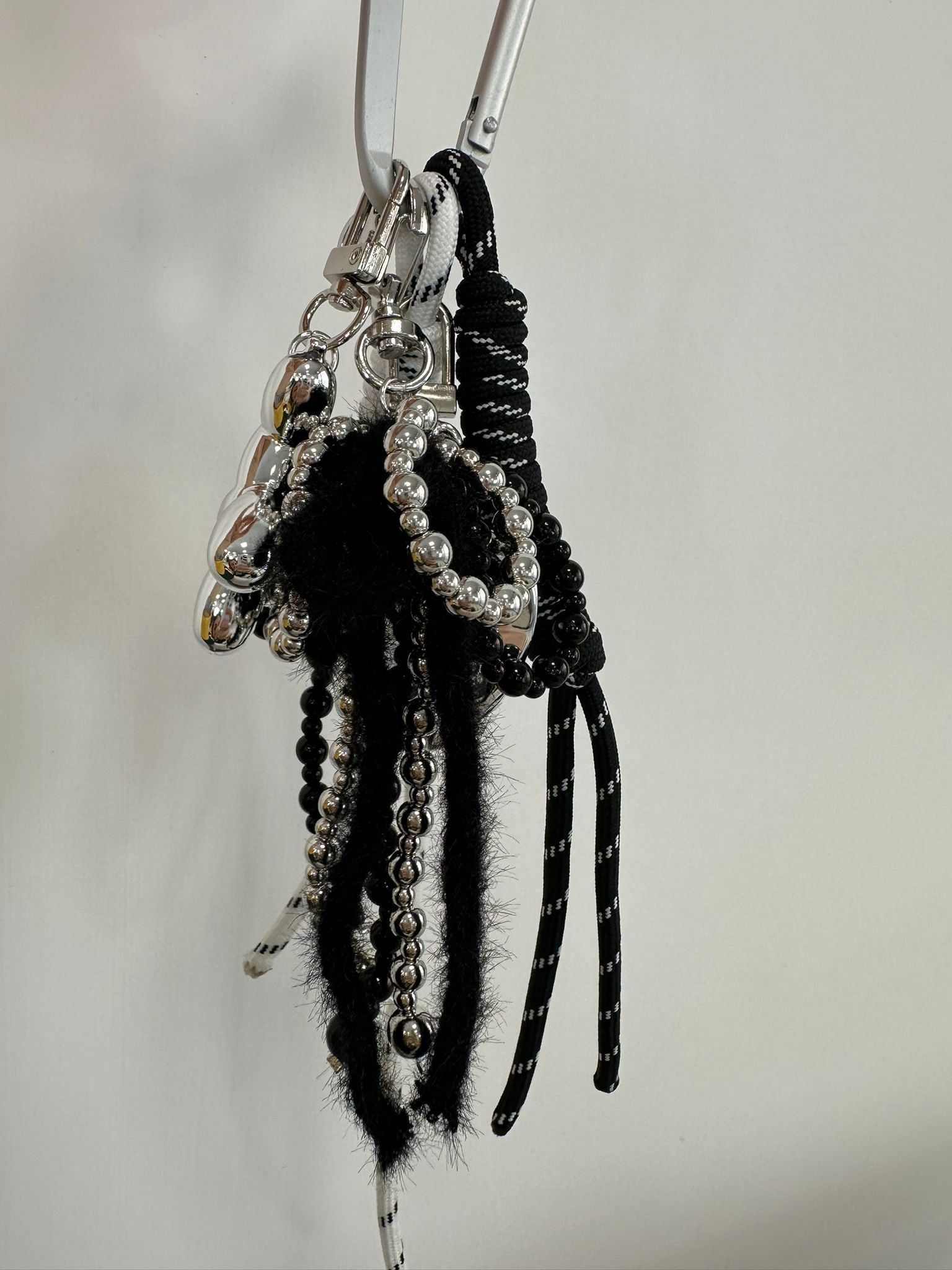 Pendentif noir et blanc