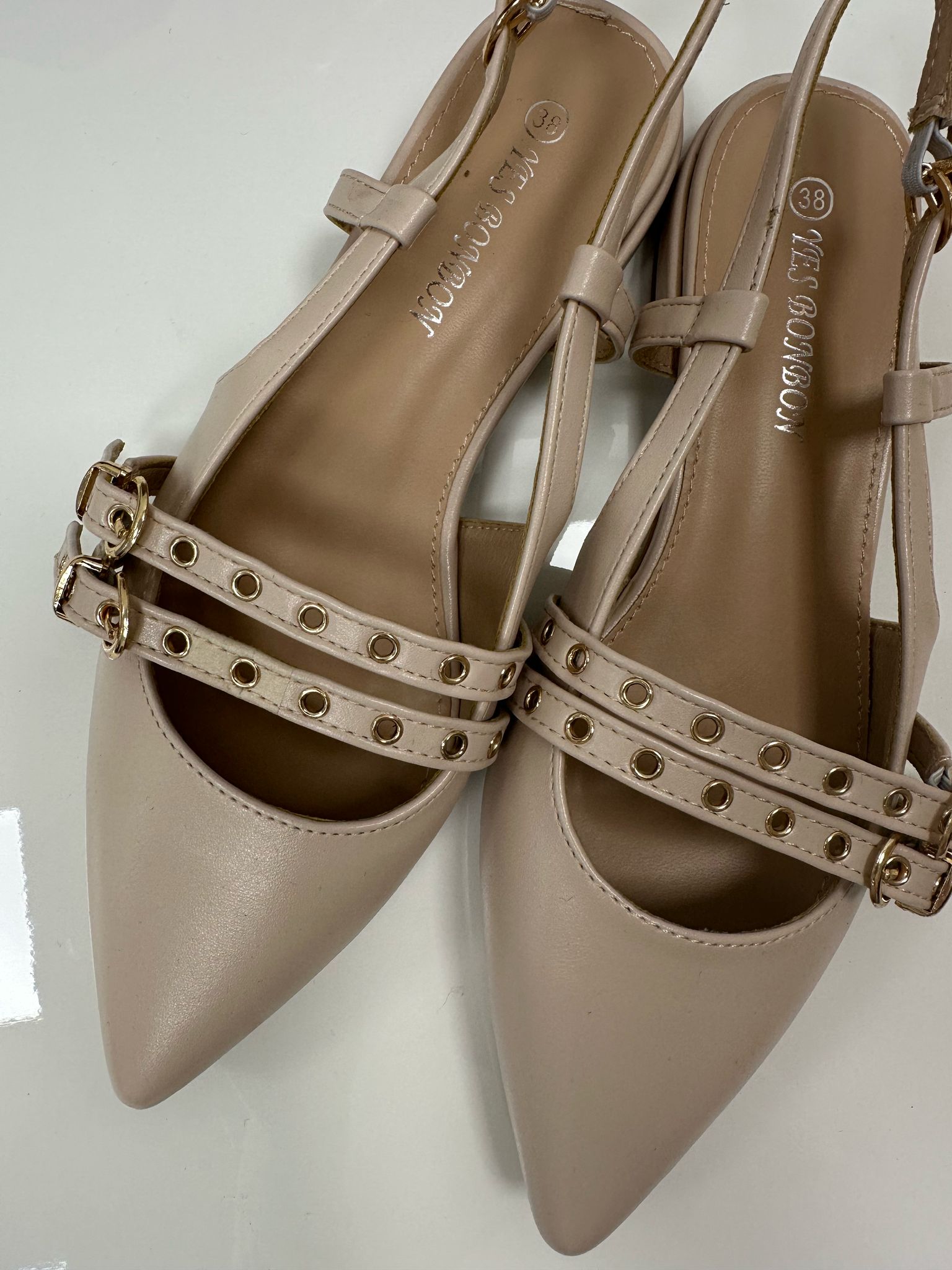 Ballerinas mit niedrigem Absatz und Slingback-Schnitt - Beige