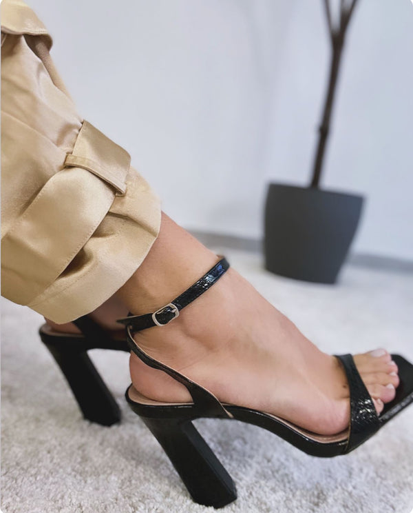 Sandalo con punta quadrata e tacco doppio - Nero