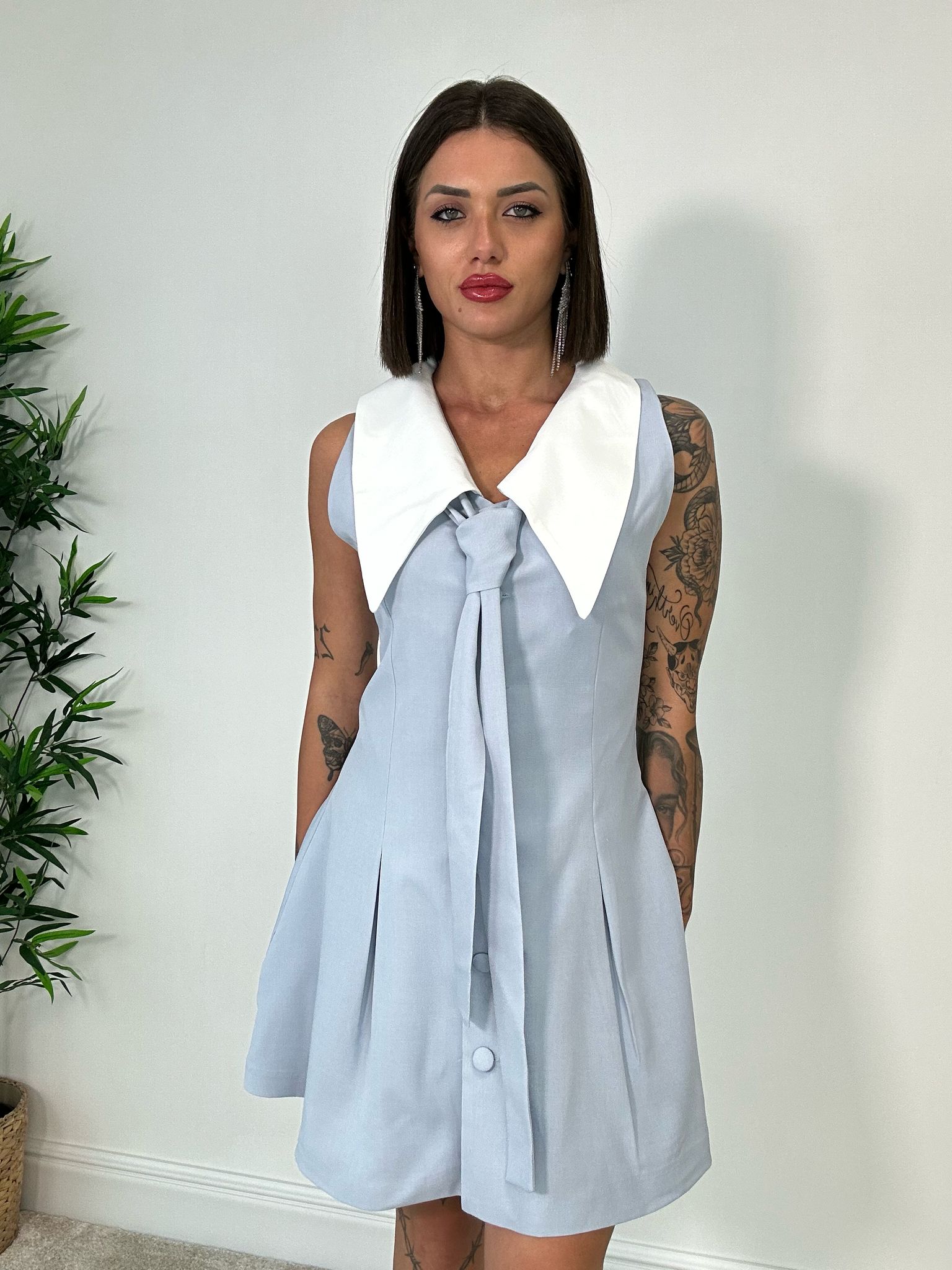 Abito collo largo con cravatta - Azzurro Polvere