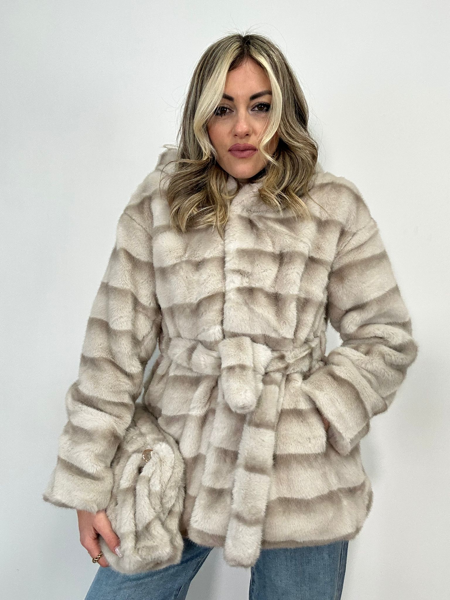 Cappotto in ecopelliccia PJ8215 - Beige