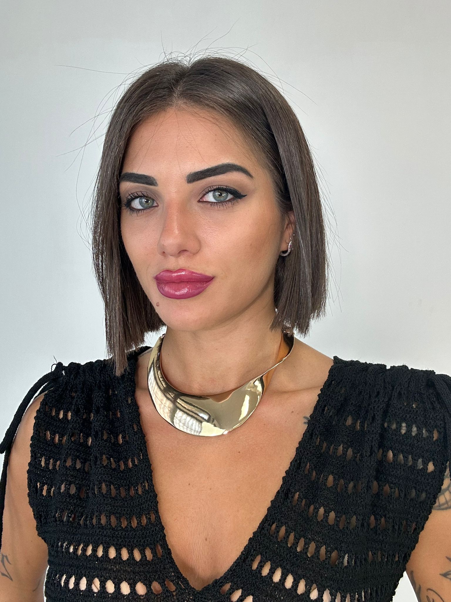 Collana piatta con curva laterale - Oro