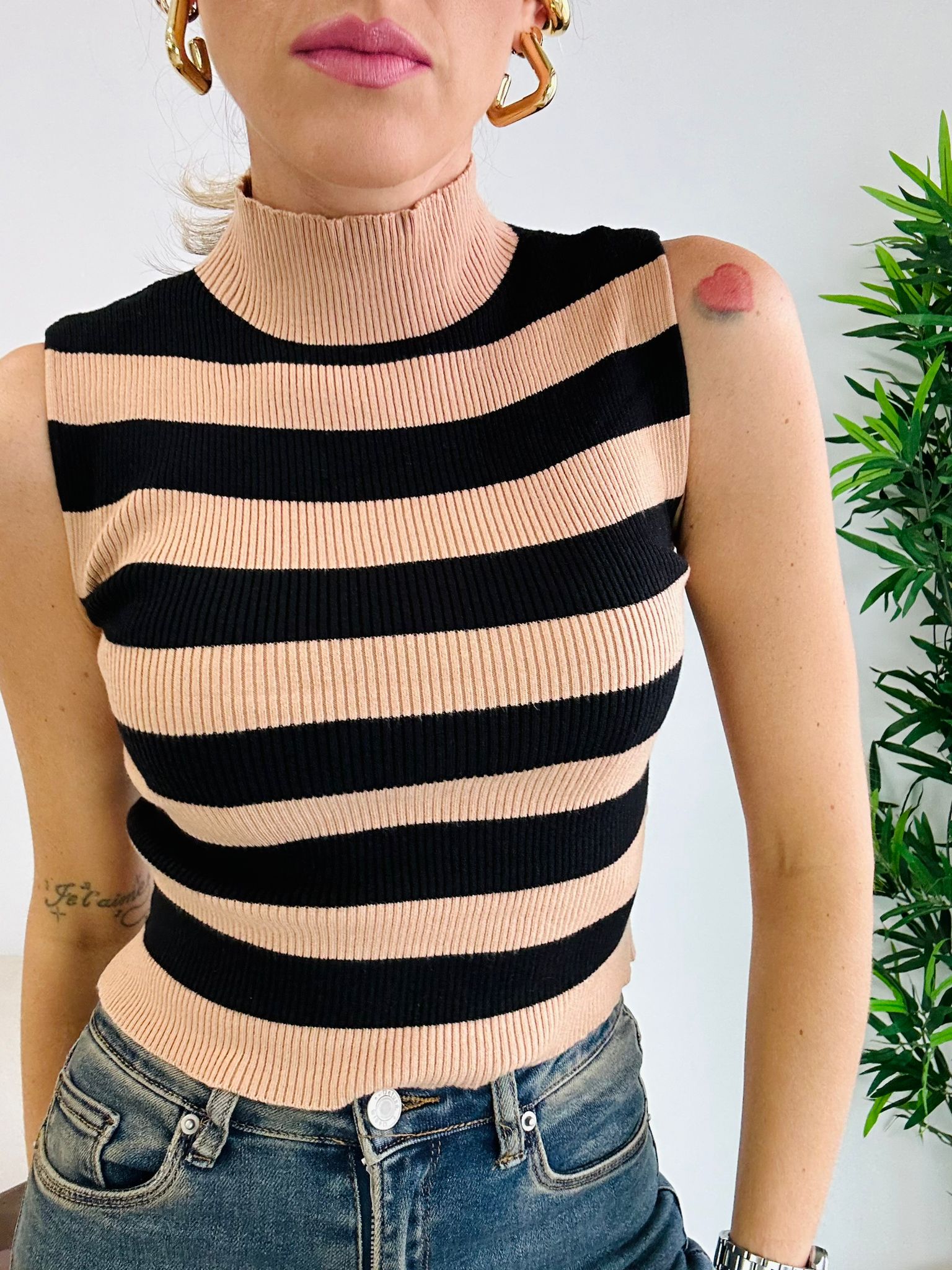 Elodie ärmelloser Pullover – Kamel und Schwarz