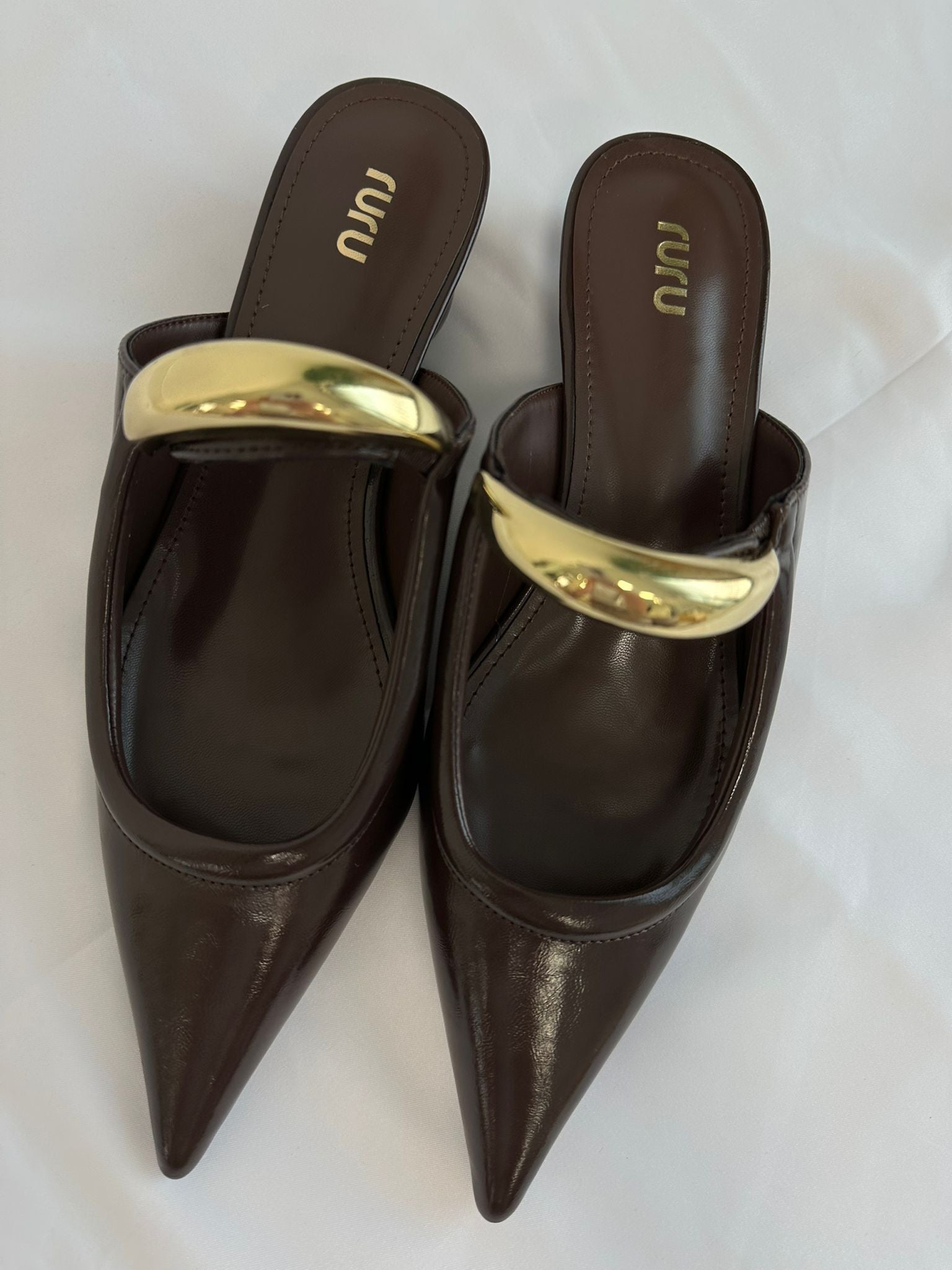 Décolleté con dettaglio oro - Marrone