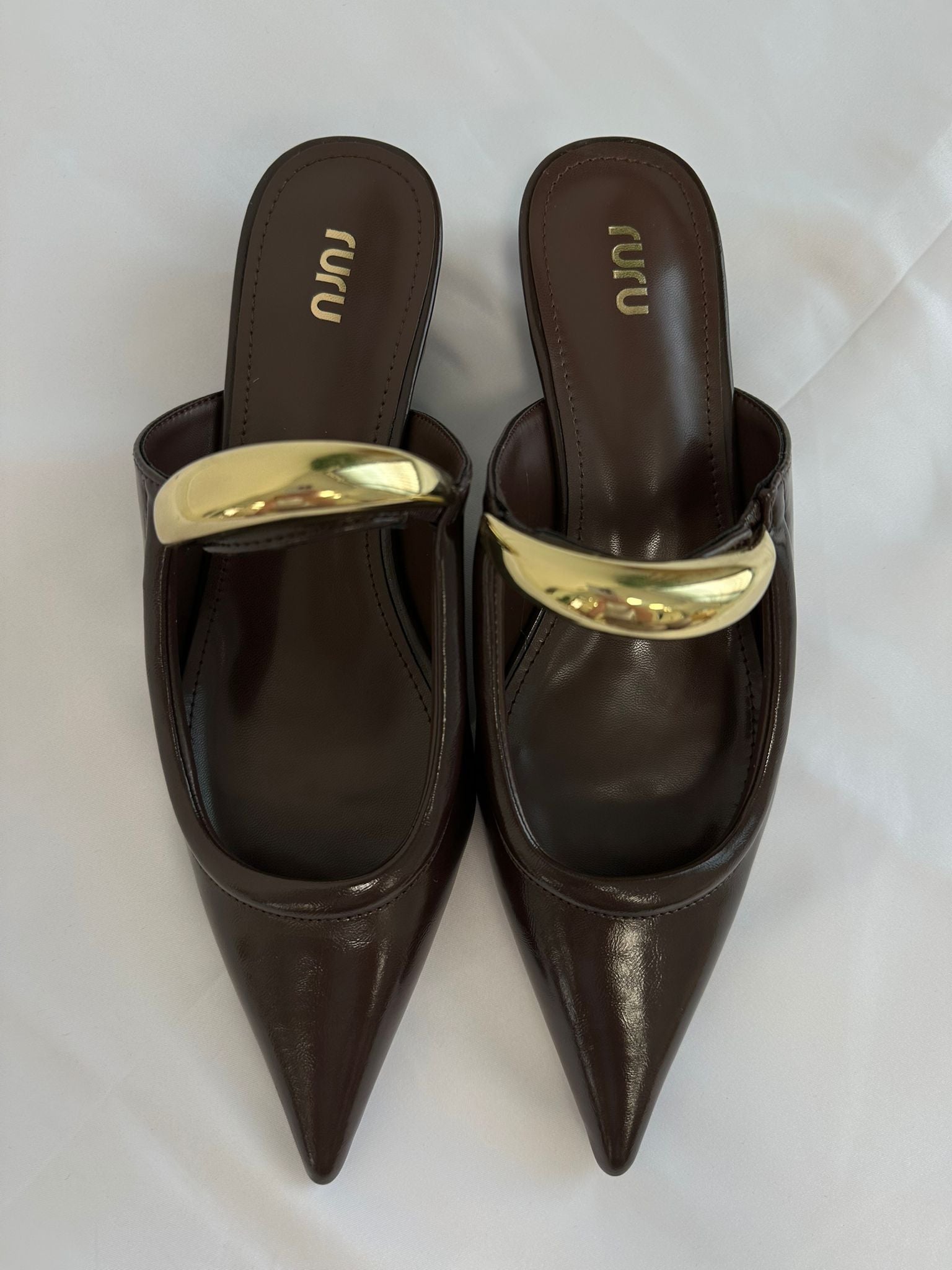 Décolleté con dettaglio oro - Marrone