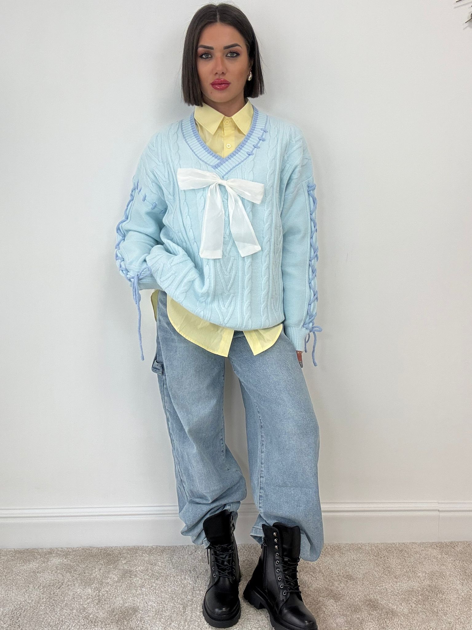 Pull avec noeud en satin - Fond bleu clair