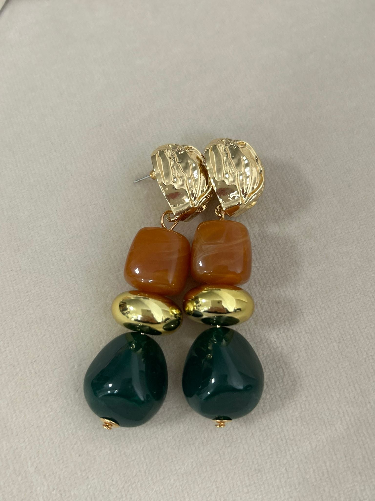 Orecchini pendenti con pietra verde e arancio