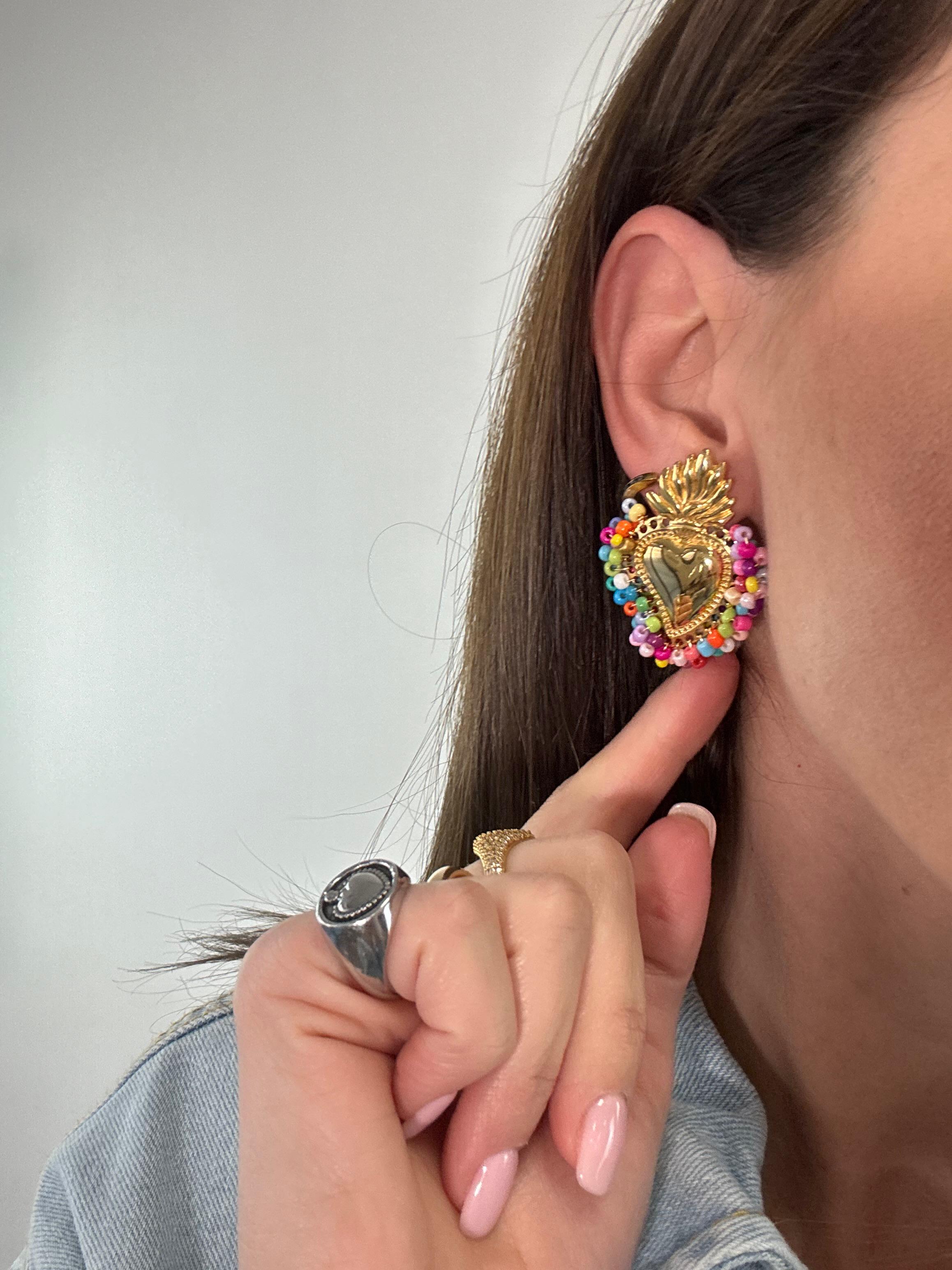 Orecchini cuore sacro con perline colorate