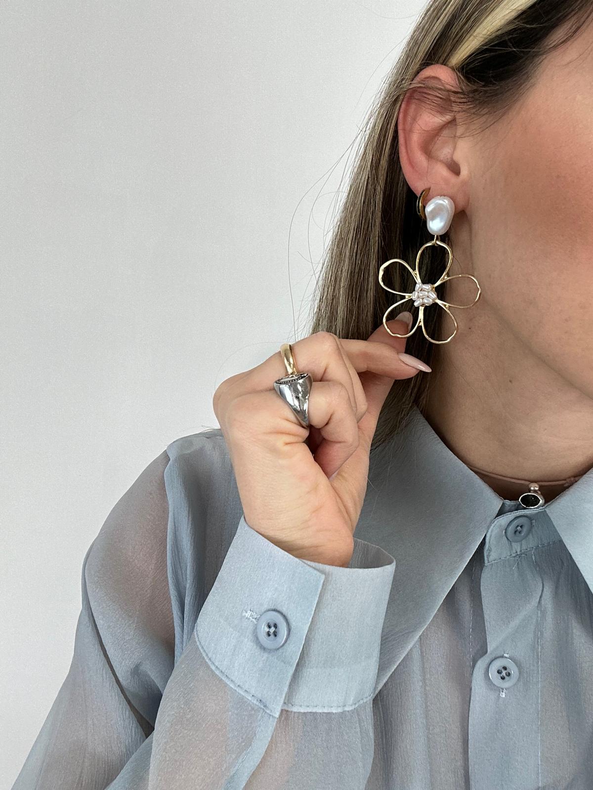 Orecchini pendenti a fiore con pietre bianche