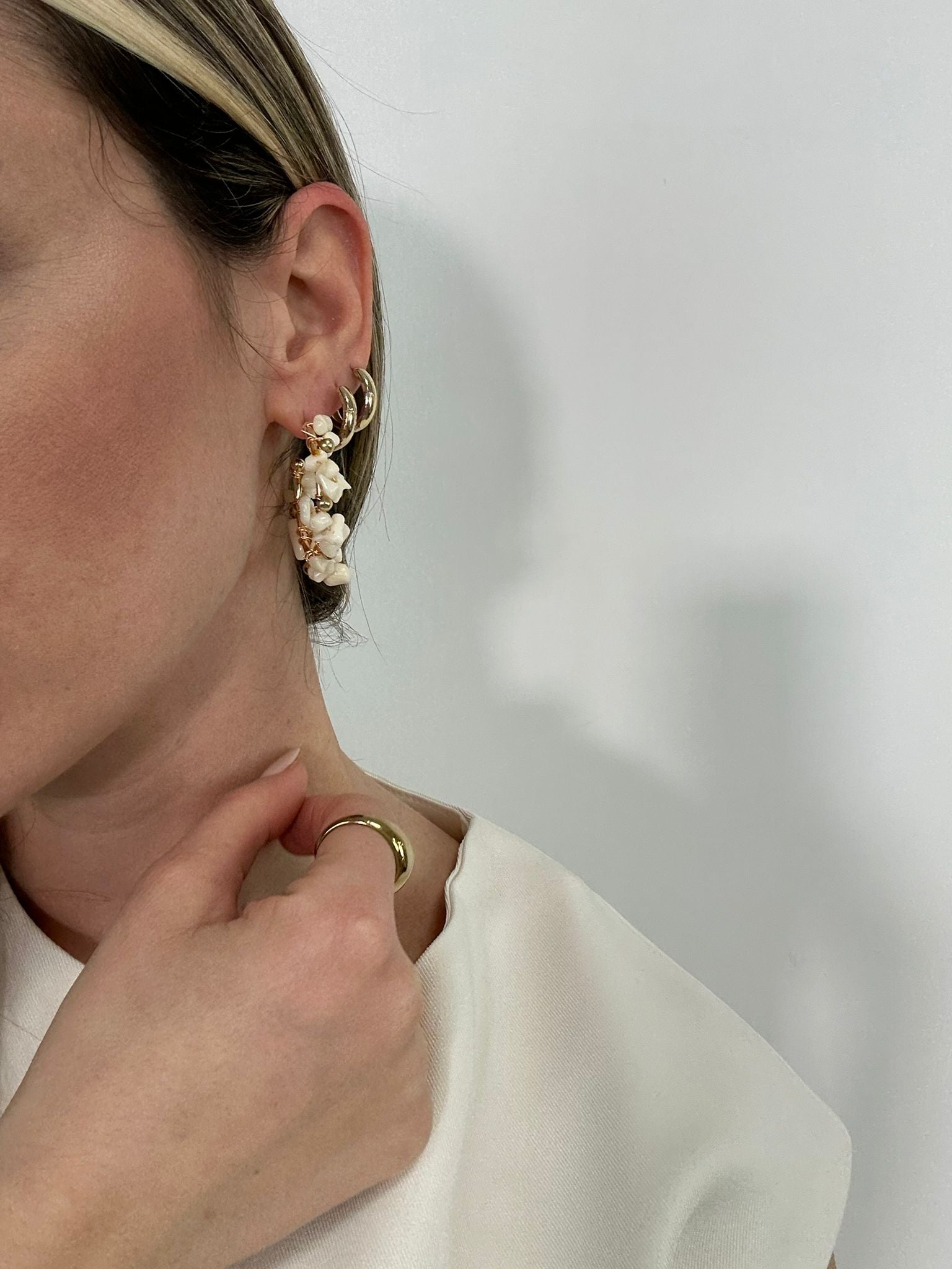 Orecchini a cerchio oro con pietre bianche