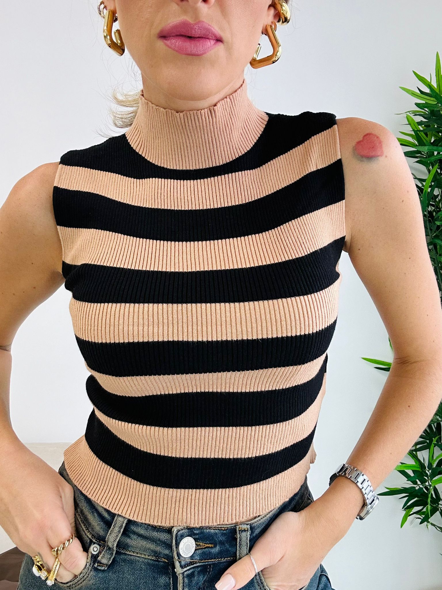 Elodie ärmelloser Pullover – Kamel und Schwarz