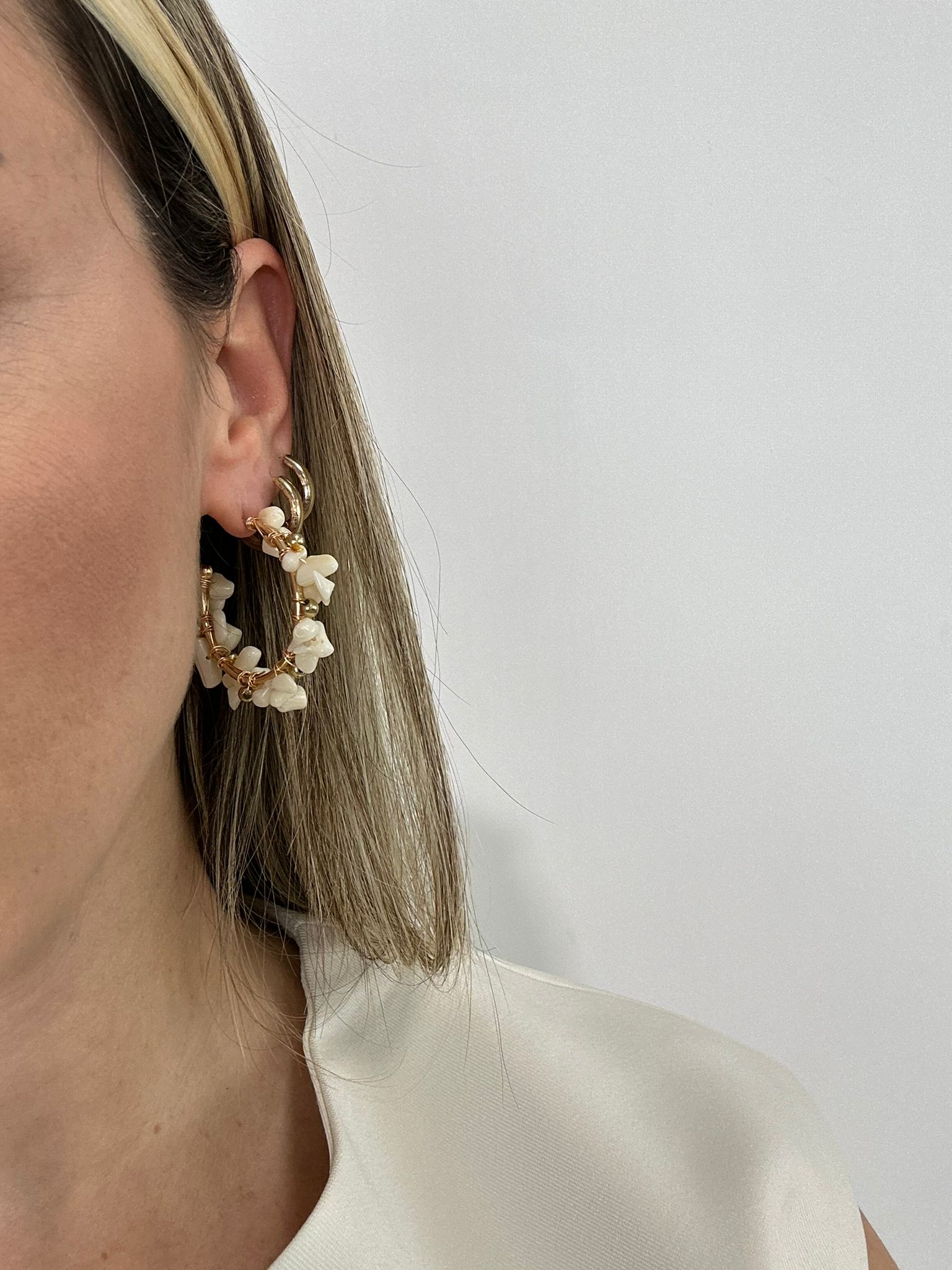 Orecchini a cerchio oro con pietre bianche