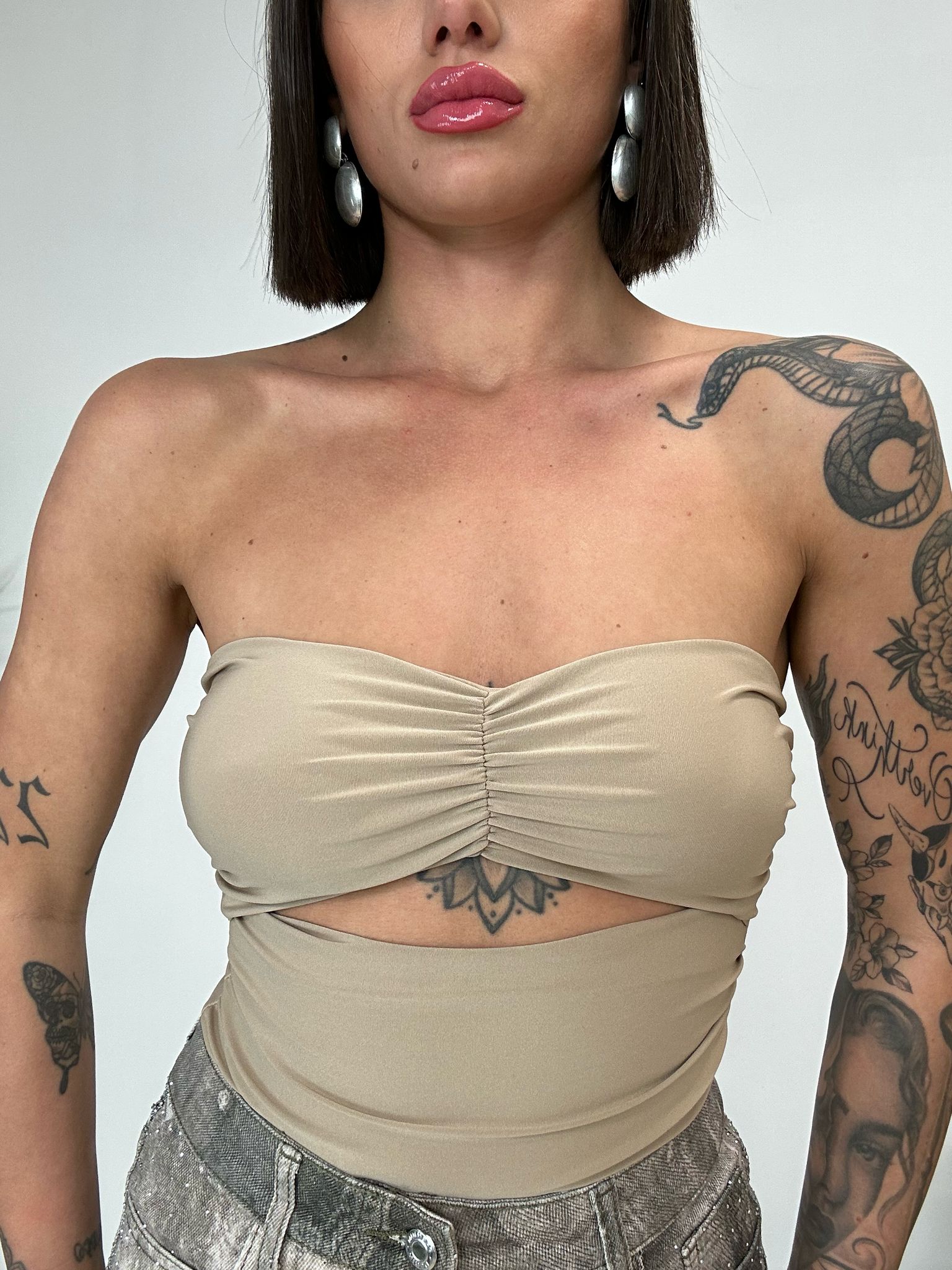 Bandeau-Bodysuit mit Cut-Outs - Beige