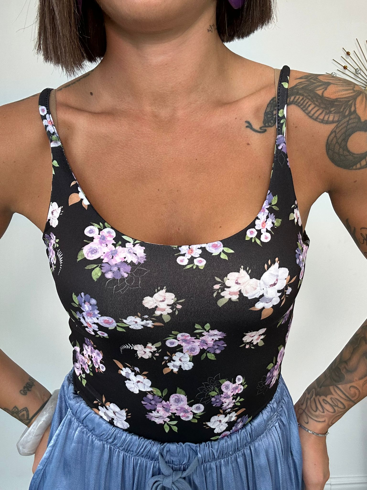 Body Sara - Fondo Nero Fiori Lilla
