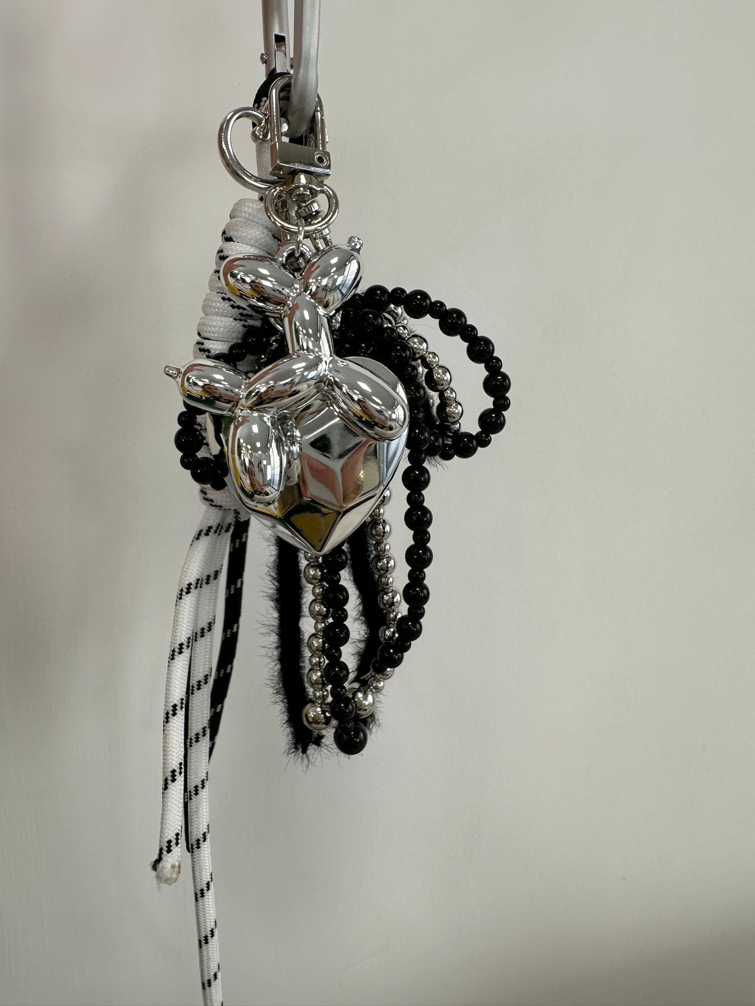 Pendentif noir et blanc