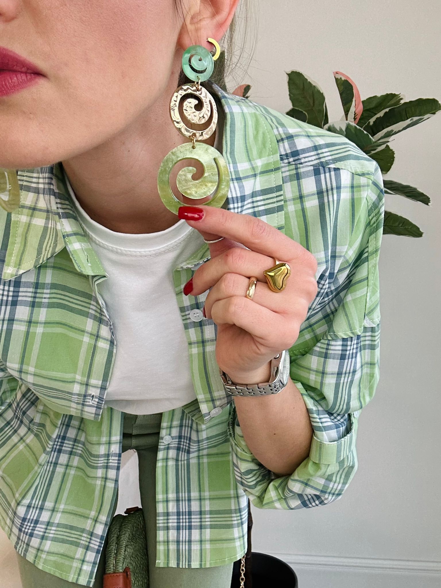 Orecchini pendenti con spirali verdi e dorate