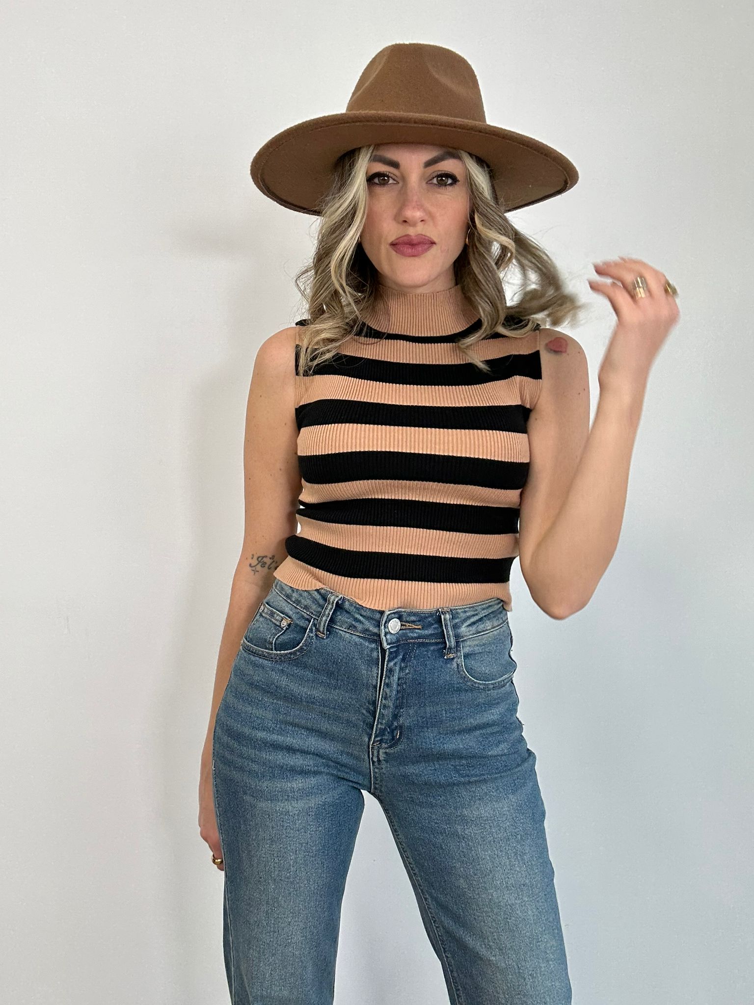 Elodie ärmelloser Pullover – Kamel und Schwarz