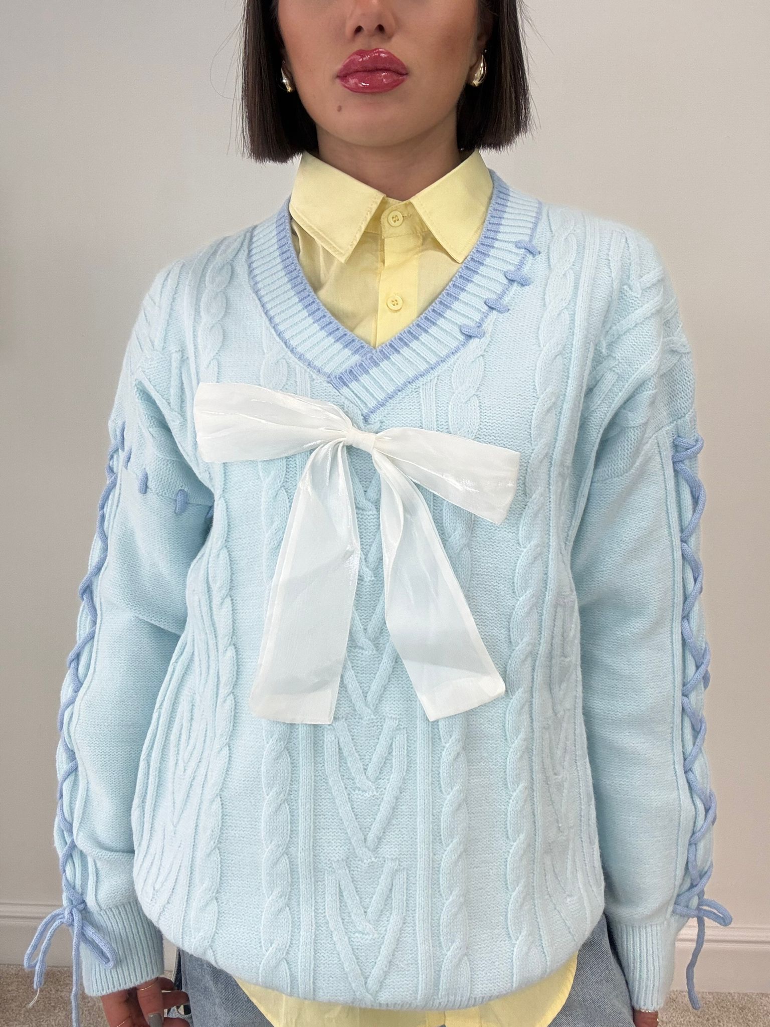 Pull avec noeud en satin - Fond bleu clair