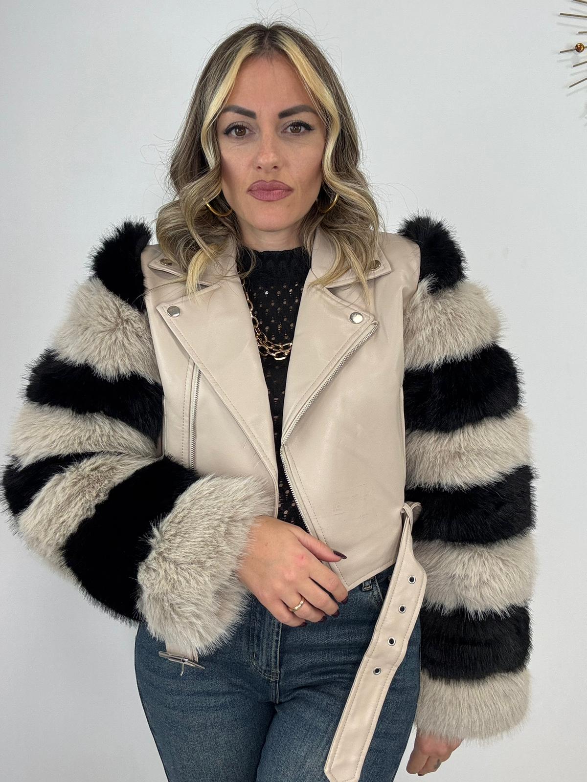 Giacca in ecopelle con maniche in ecopelliccia