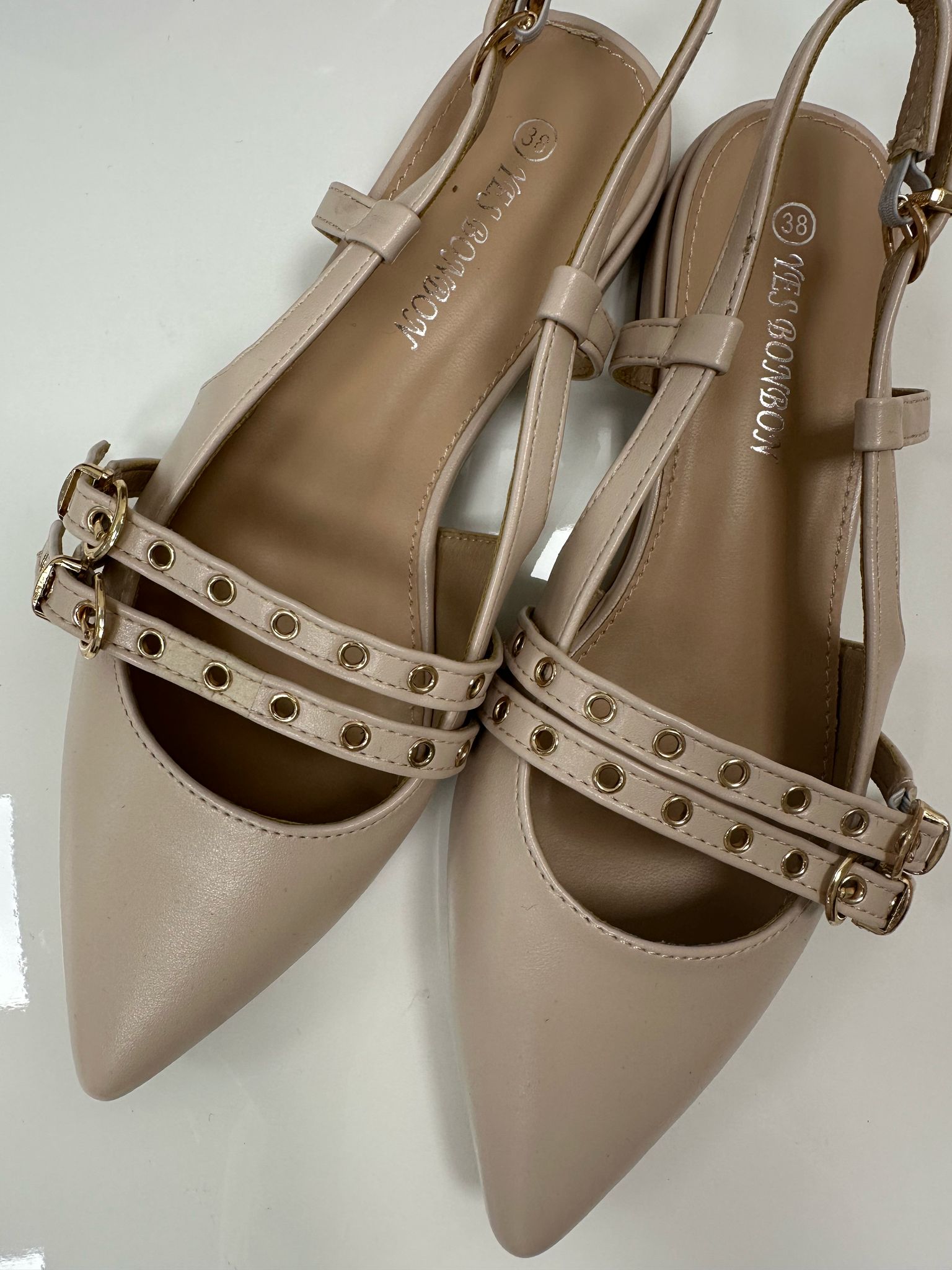 Ballerinas mit niedrigem Absatz und Slingback-Schnitt - Beige