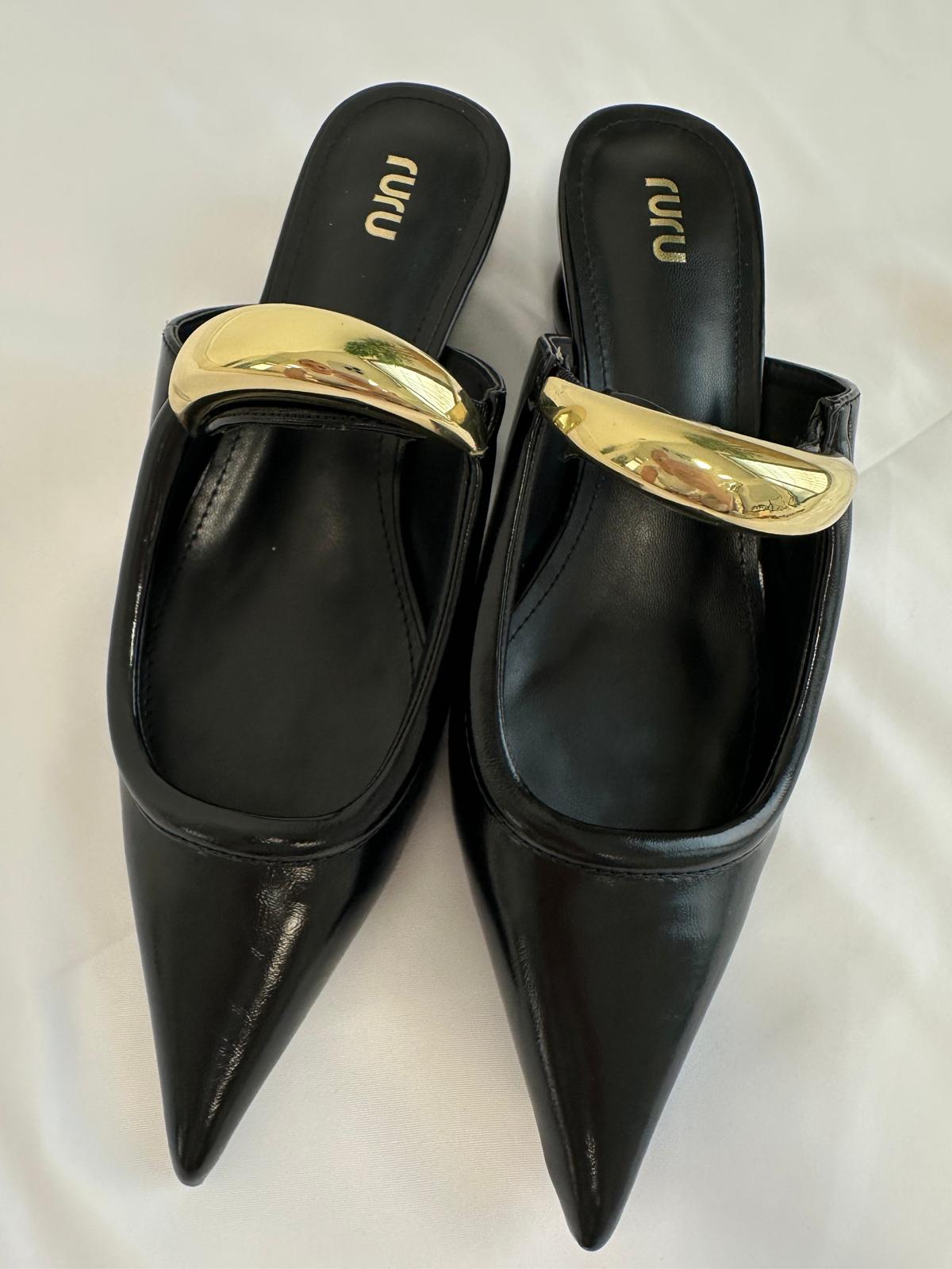 Décolleté con dettaglio oro - Nero