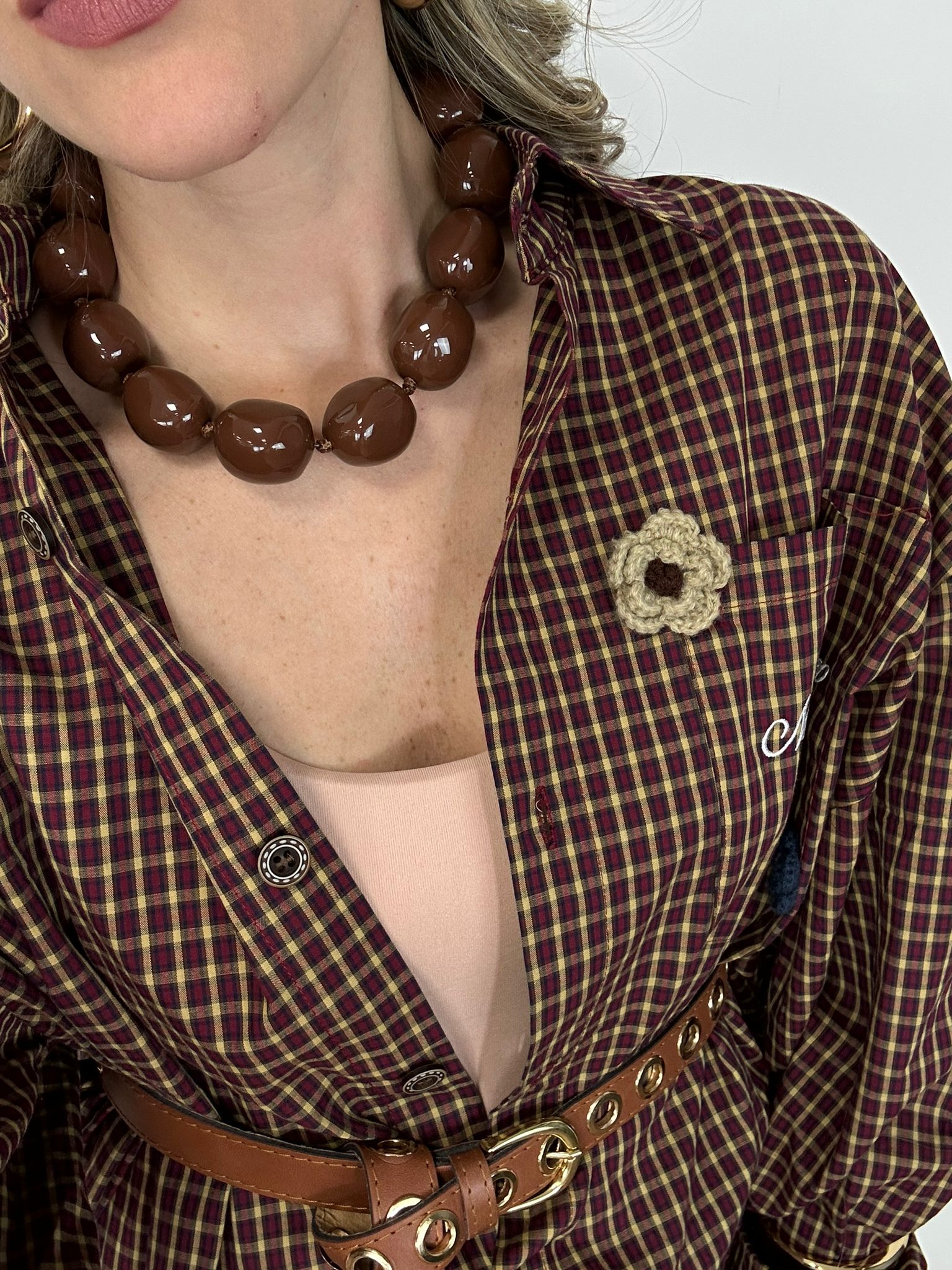 Collana con pietre marroni