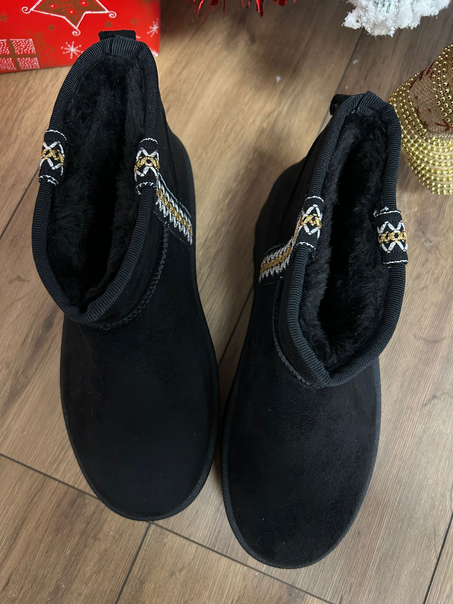 Schwarze Stiefelpantoffeln