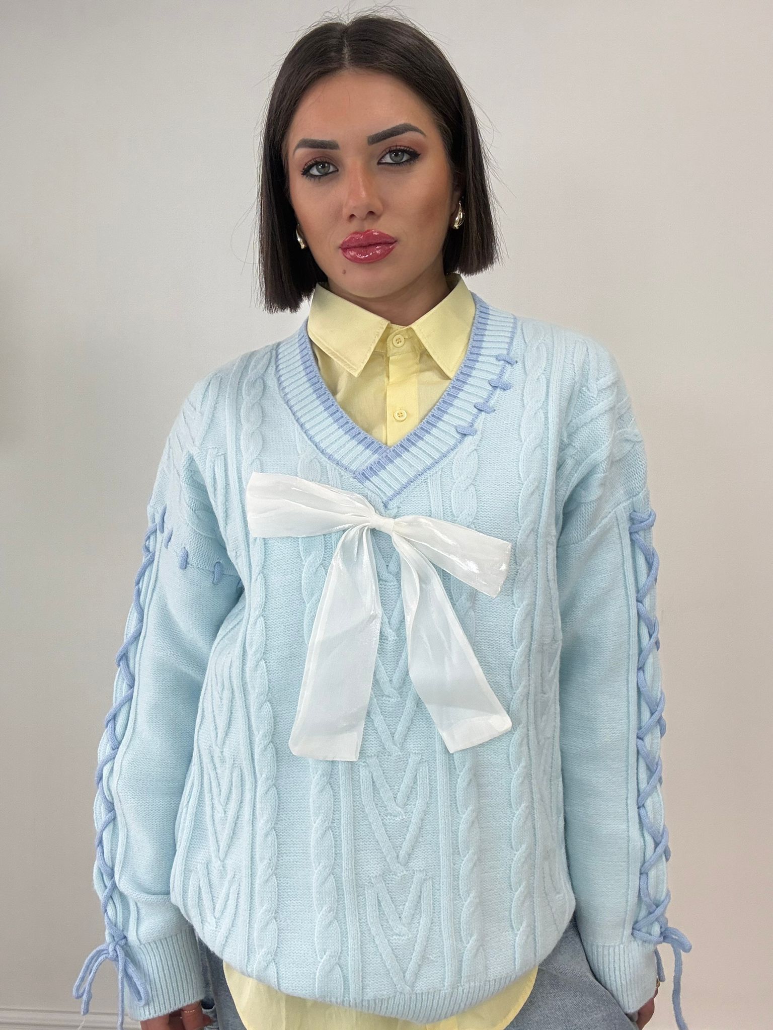 Pull avec noeud en satin - Fond bleu clair