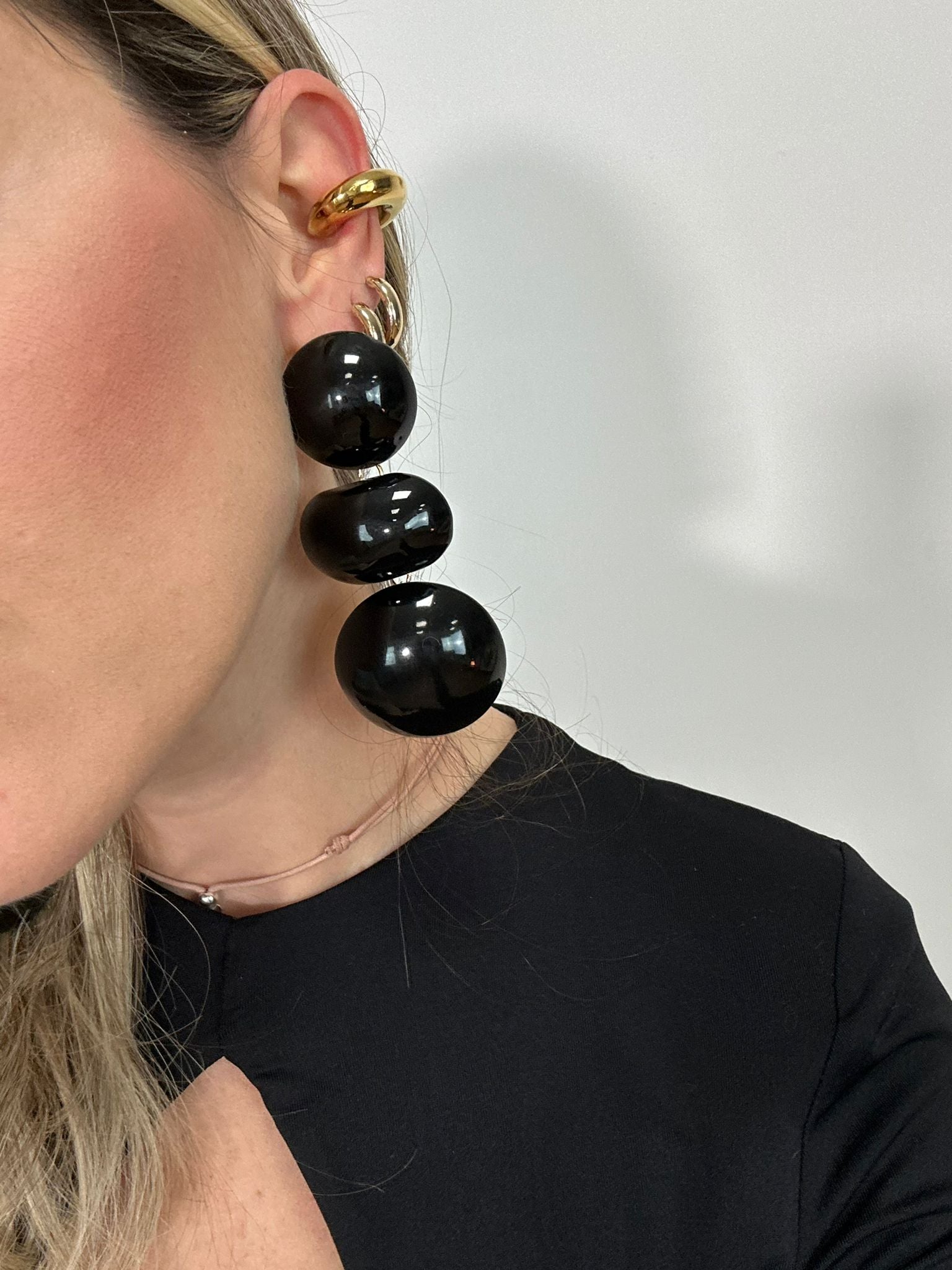 Orecchini con pendenti neri